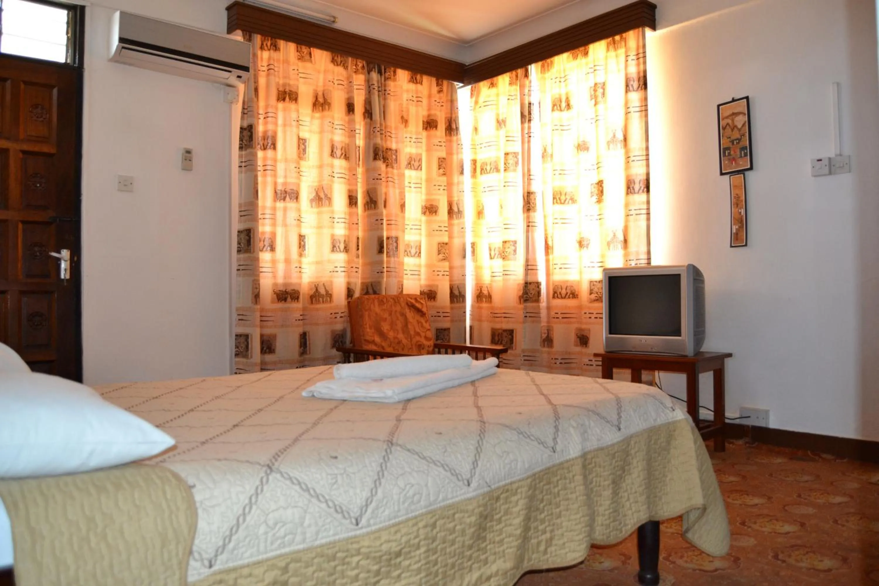 Photo of the whole room, Bed in Manson Hotel