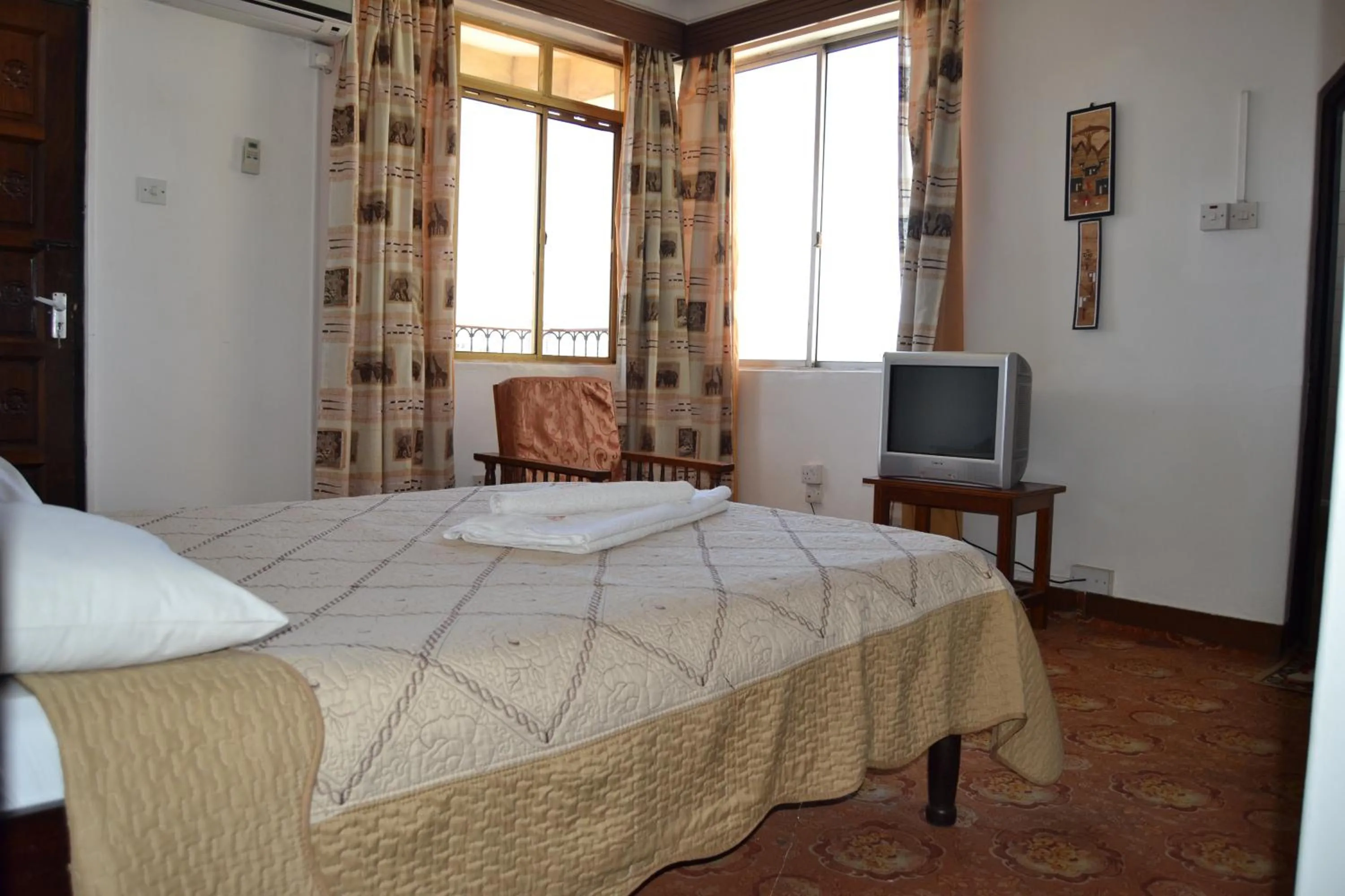 Photo of the whole room, Bed in Manson Hotel