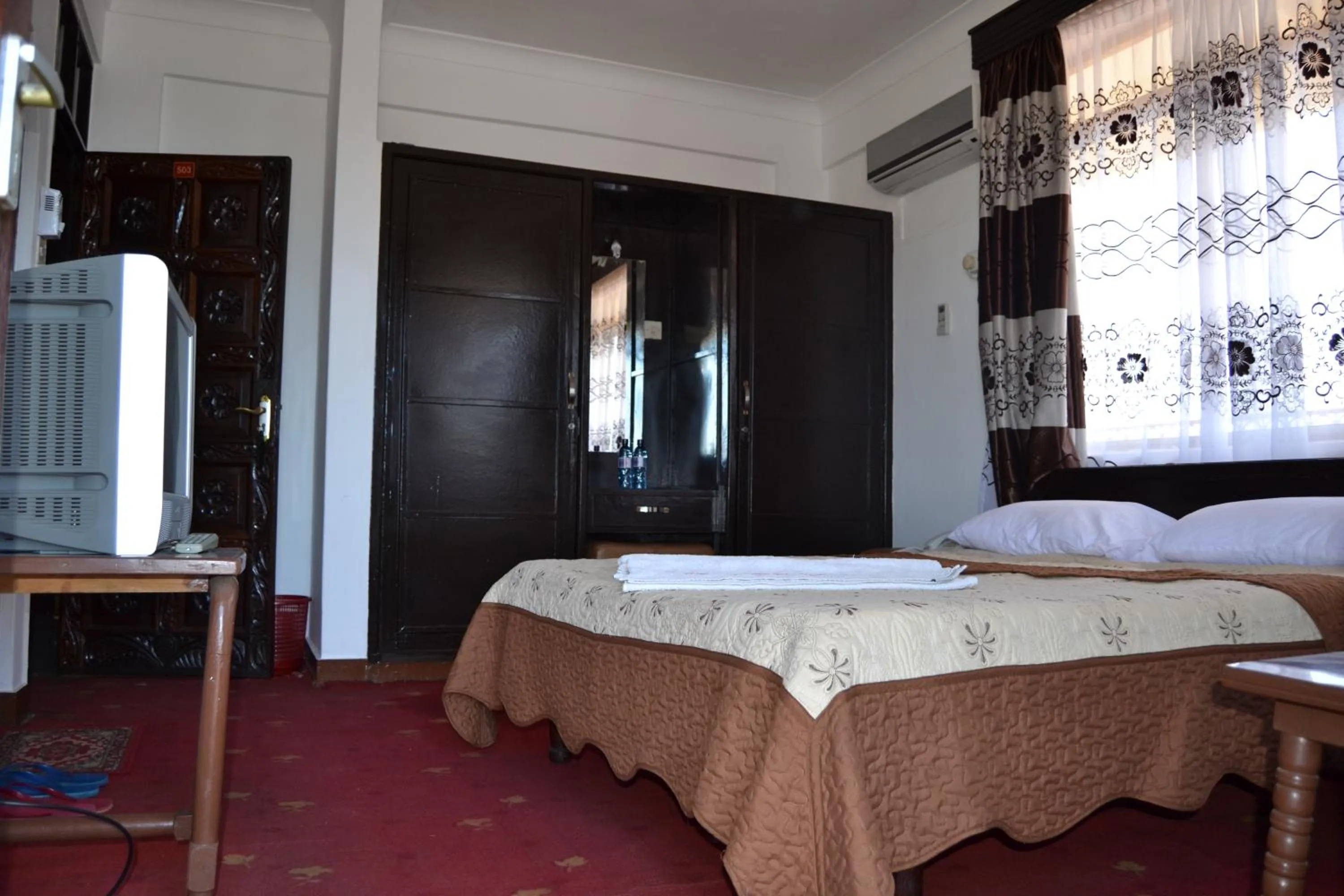 Photo of the whole room, Bed in Manson Hotel