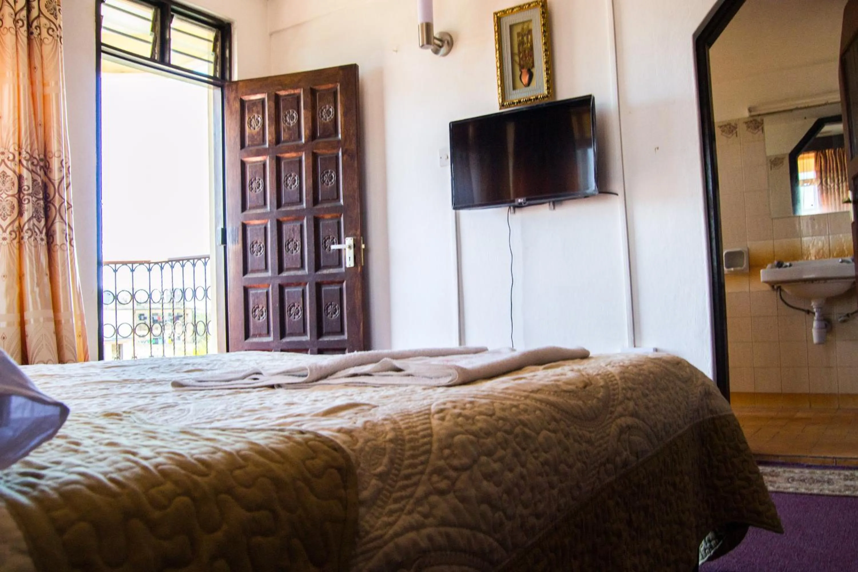 Photo of the whole room, Bed in Manson Hotel