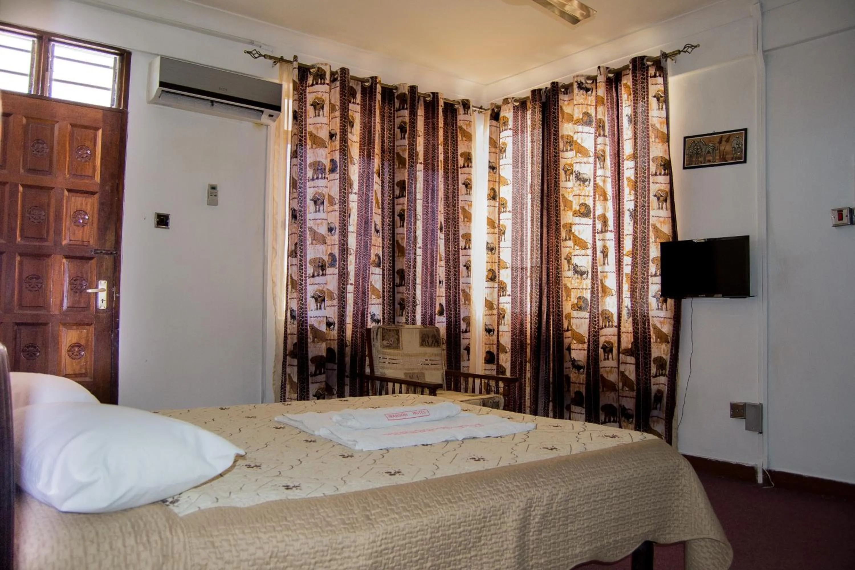 Photo of the whole room, Bed in Manson Hotel
