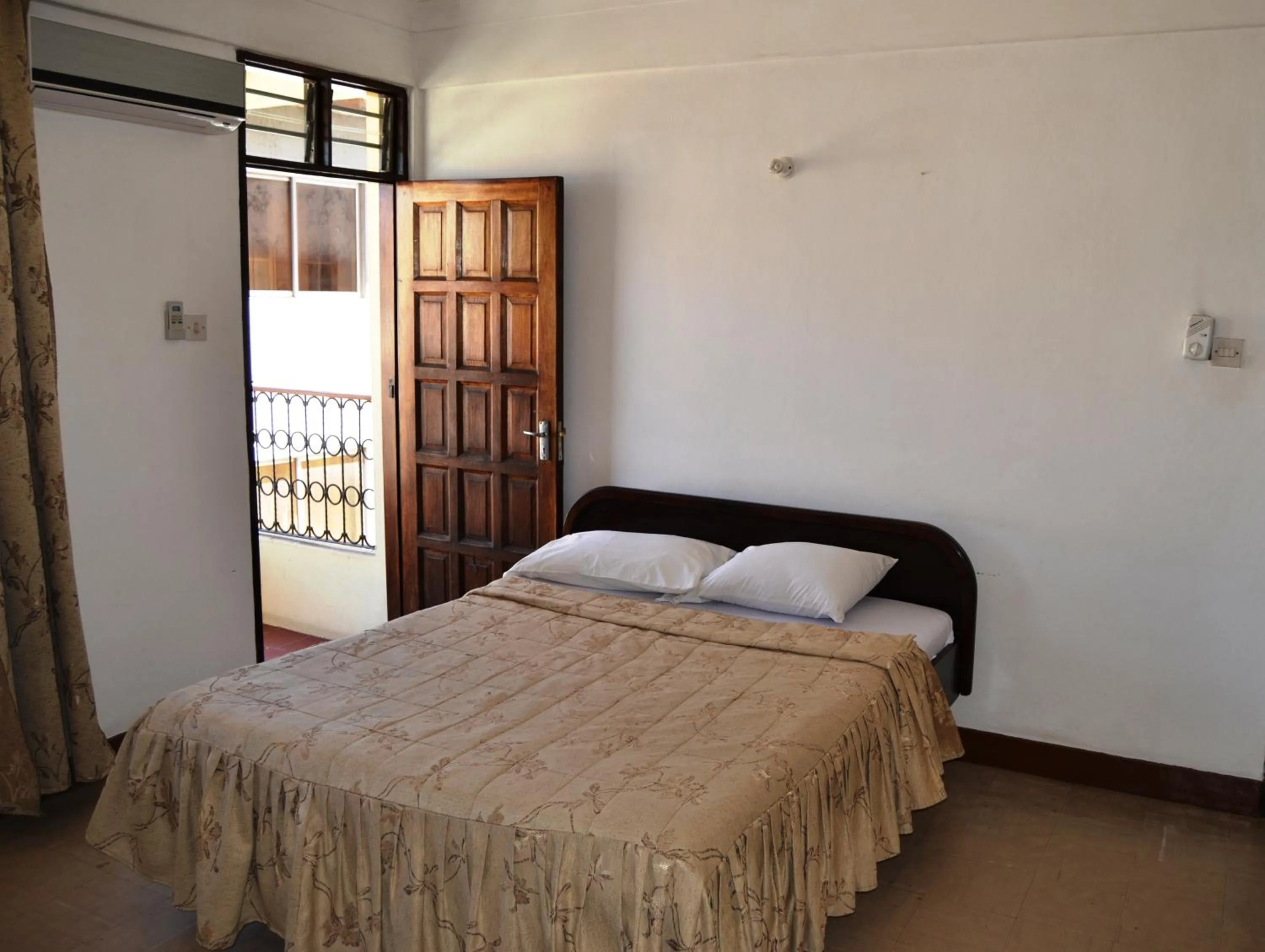 Photo of the whole room, Bed in Manson Hotel