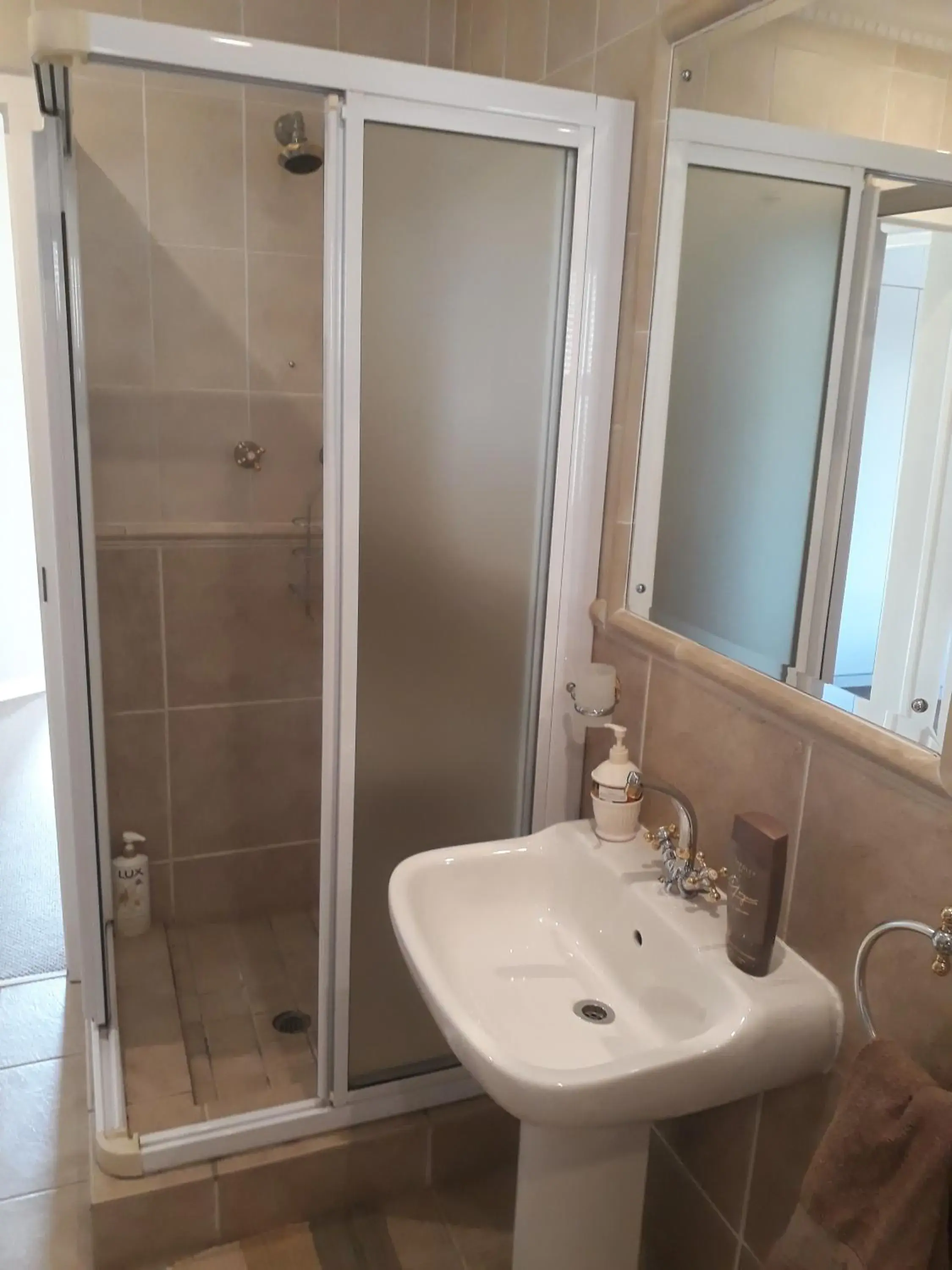 Deluxe Queen Room - single occupancy in Bella Vista Guest House Umhlanga La Lucia Deluxe Queen Room - single occupancy in Bella Vista Guest House Umhlanga La Lucia