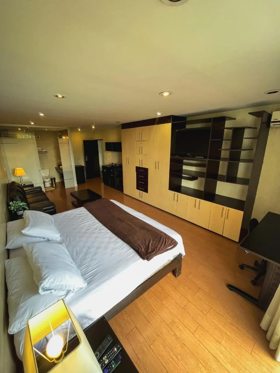 Photo of the whole room, Bed in Giakor Suites - Gran Jardín