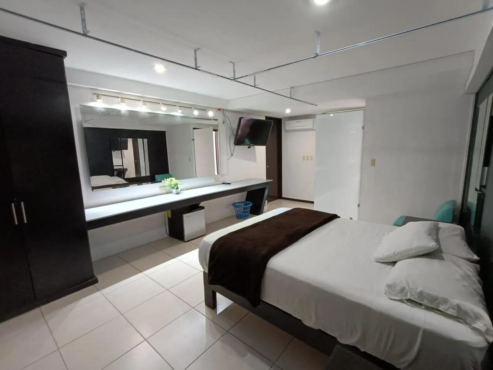 Photo of the whole room, Bed in Giakor Suites - Gran Jardín