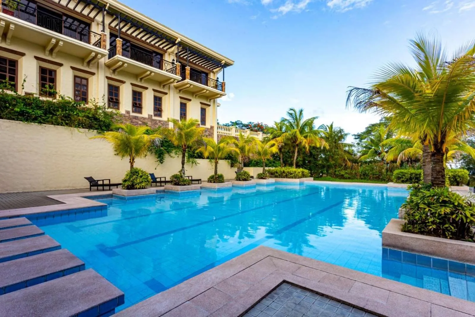 Swimming pool in Splendido Tagaytay Hotel and Country Club