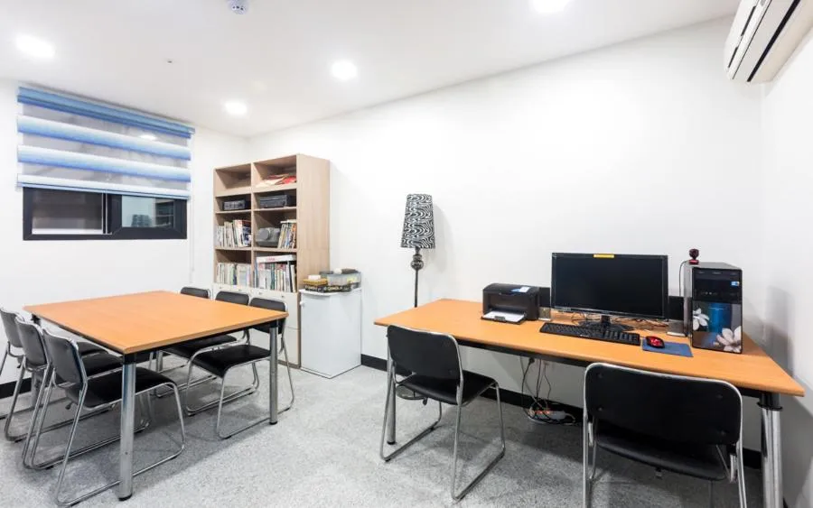 Communal lounge/ TV room in Onda D'oro Hostel