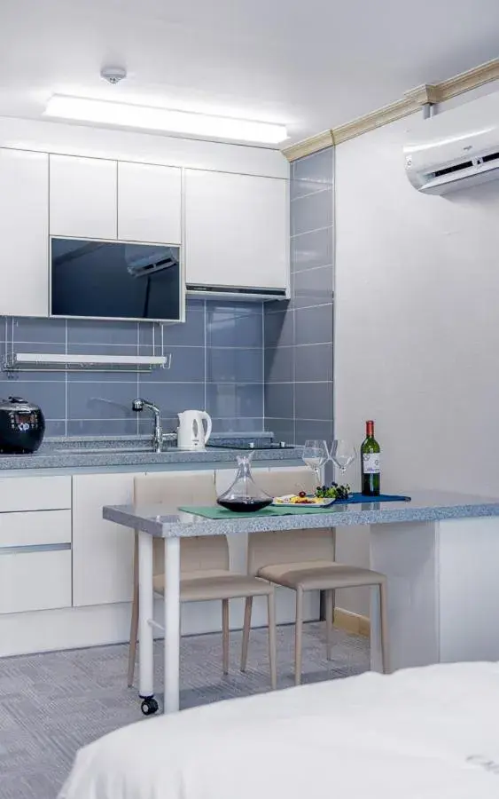 Dining area, Bed in Onda D'oro Hostel Dining area, Bed in Onda D'oro Hostel