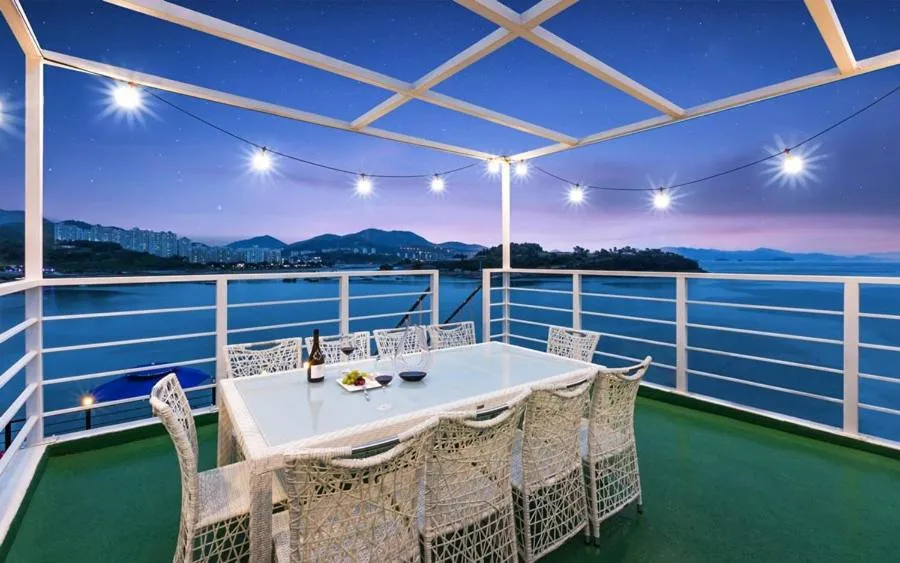 Communal lounge/ TV room in Onda D'oro Hostel