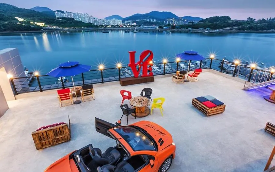 Communal lounge/ TV room in Onda D'oro Hostel