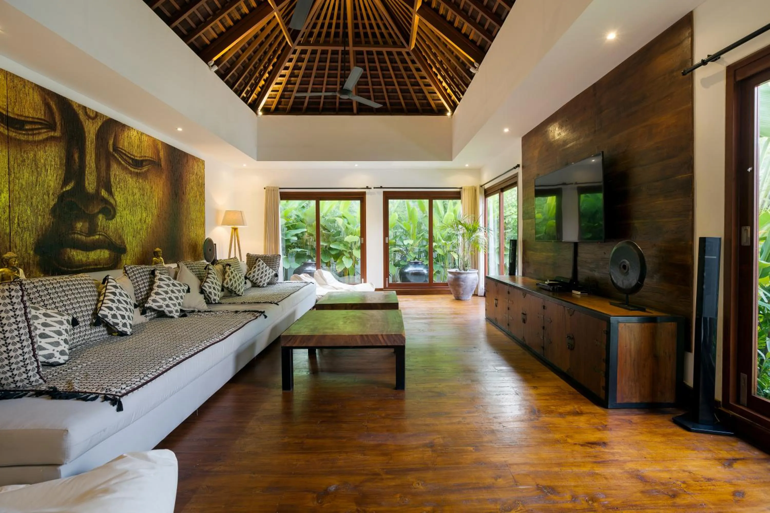 Communal lounge/ TV room in Villa Naty Canggu - 6 Bedrooms Luxury Villa
