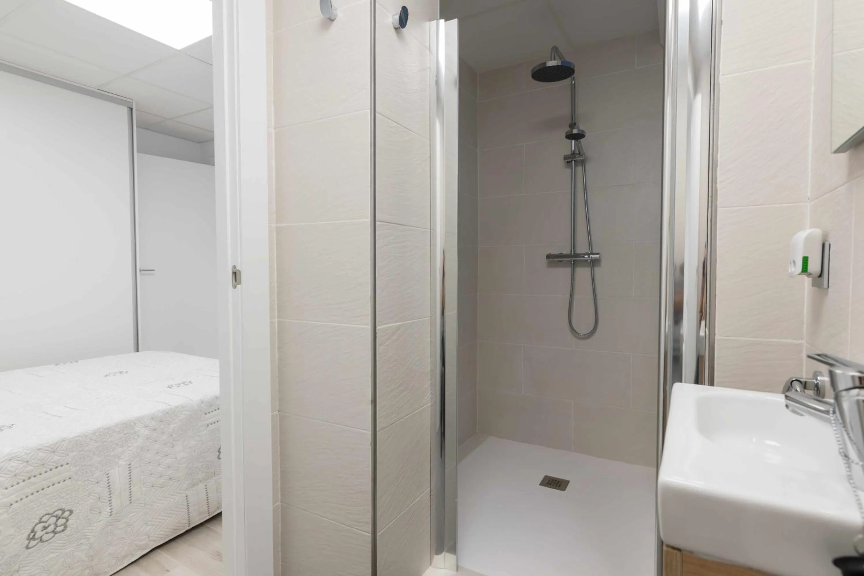 Shower in Apartamentos Arena y Cairo