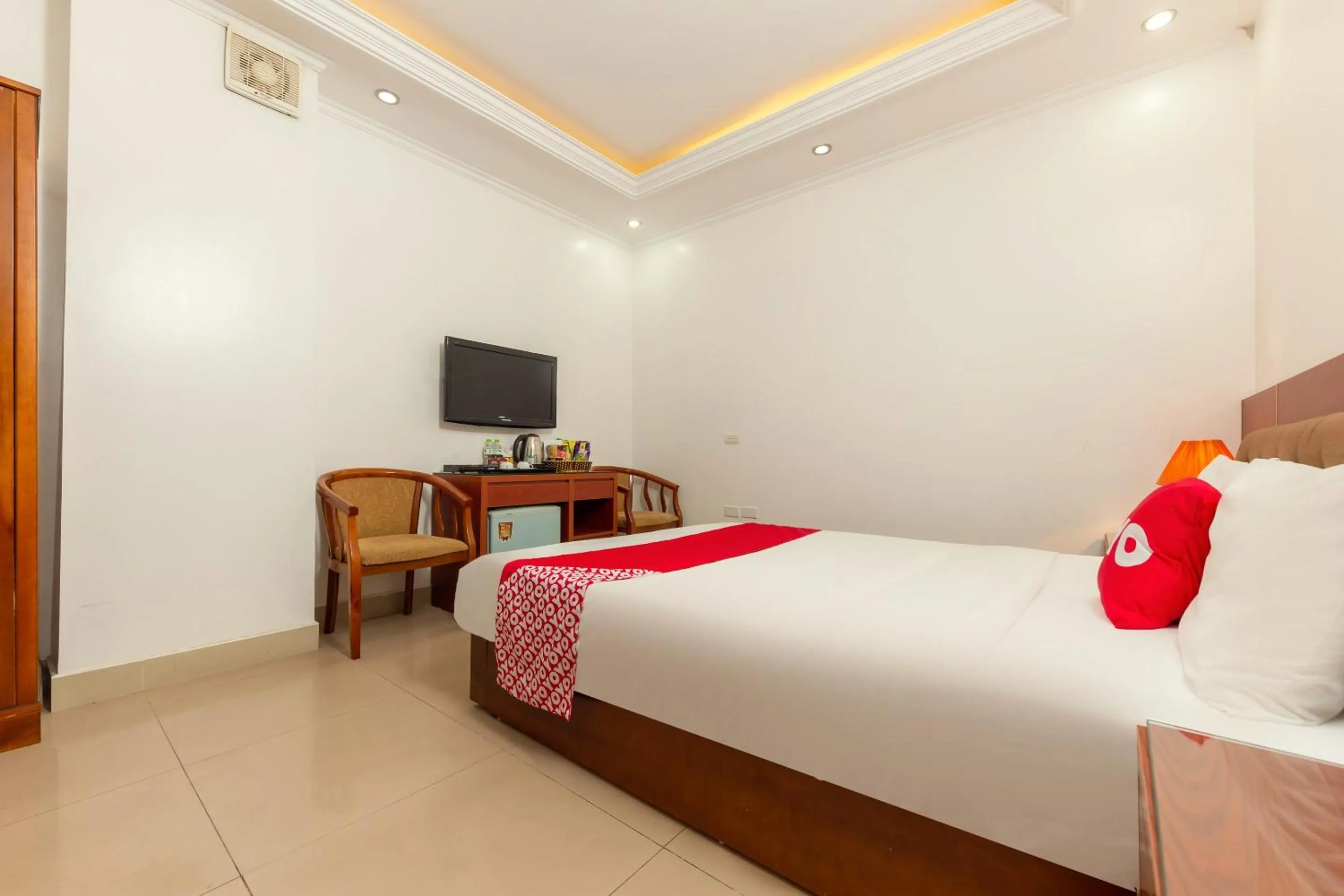 Bedroom, Bed in Super OYO Capital O 387 Bach Duong Hotel