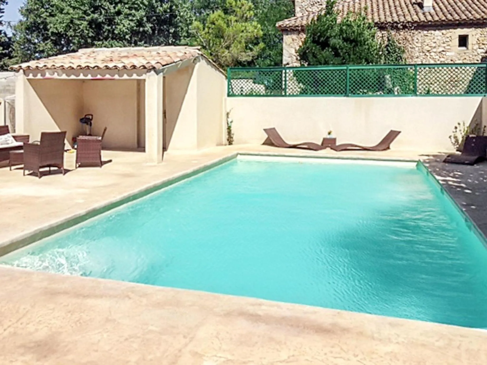 Maison de charme à Saint-Victor-la-Coste avec piscine partagée