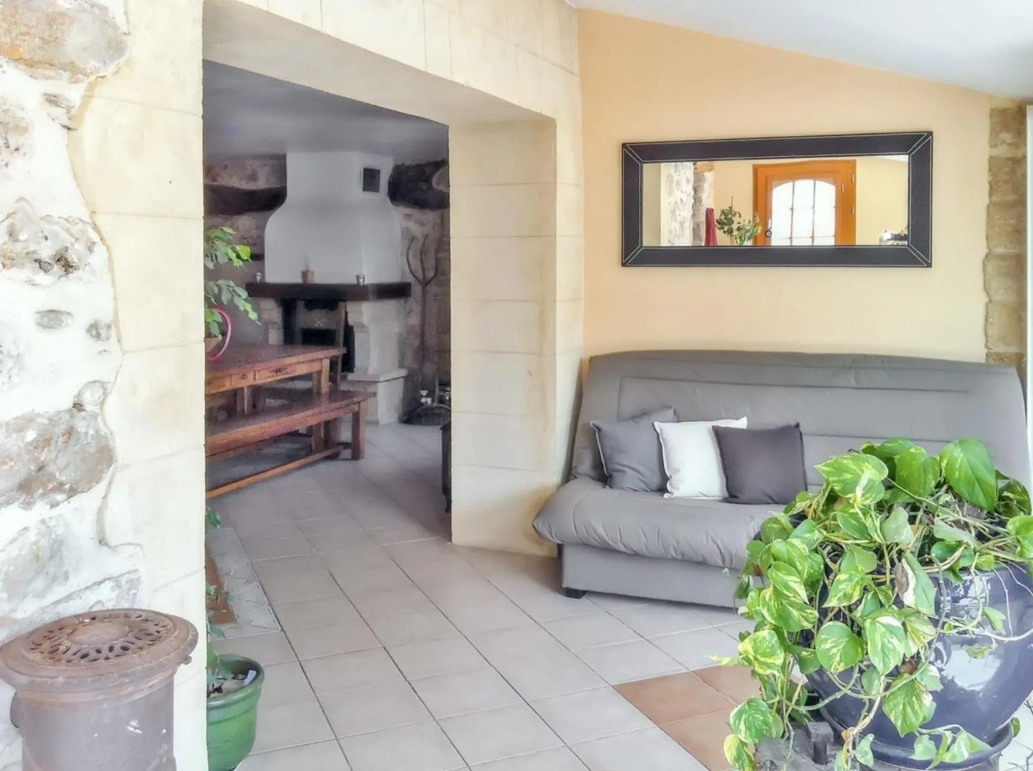 Maison de charme à Saint-Victor-la-Coste avec piscine partagée