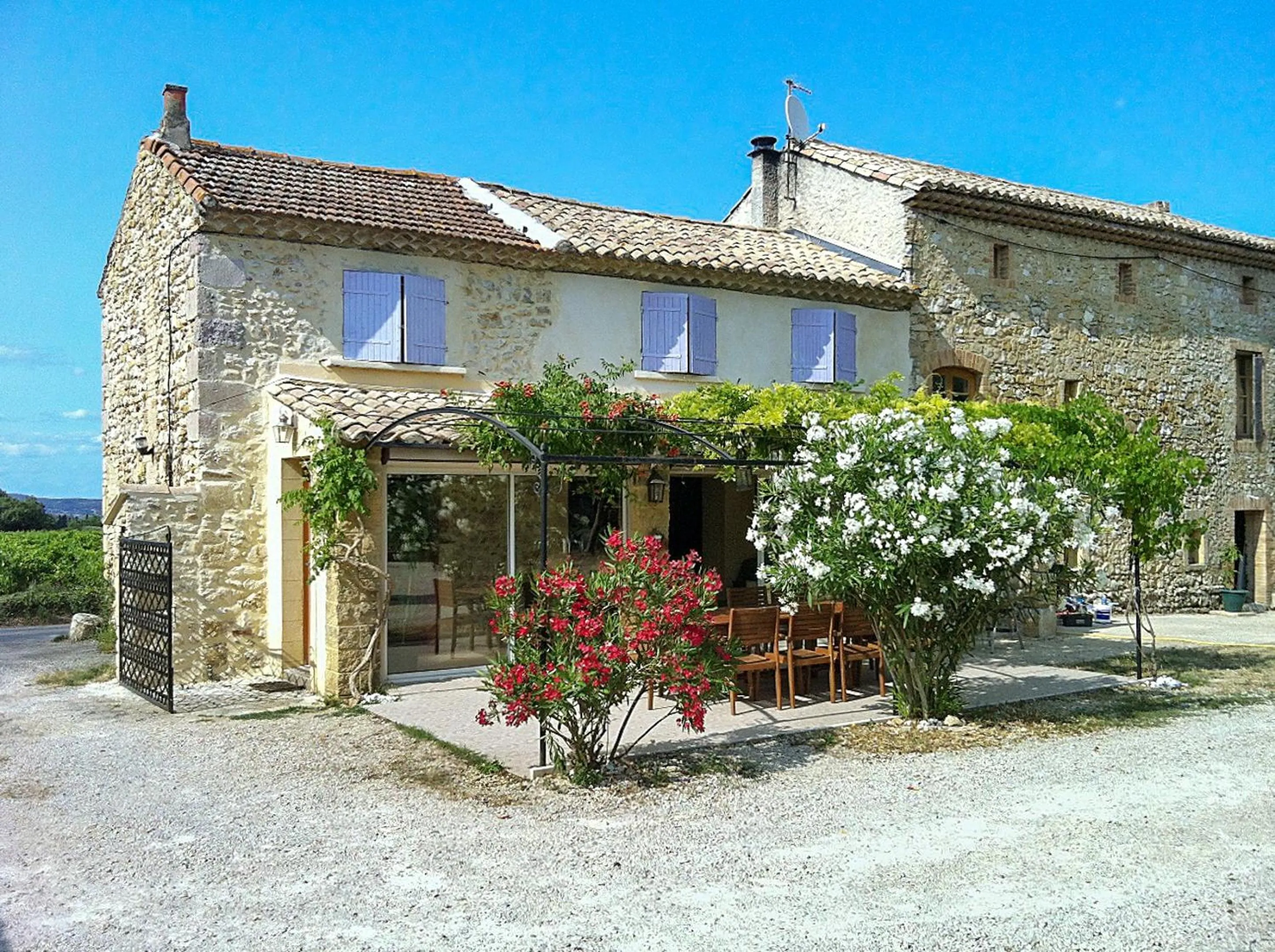 Maison de charme à Saint-Victor-la-Coste avec piscine partagée