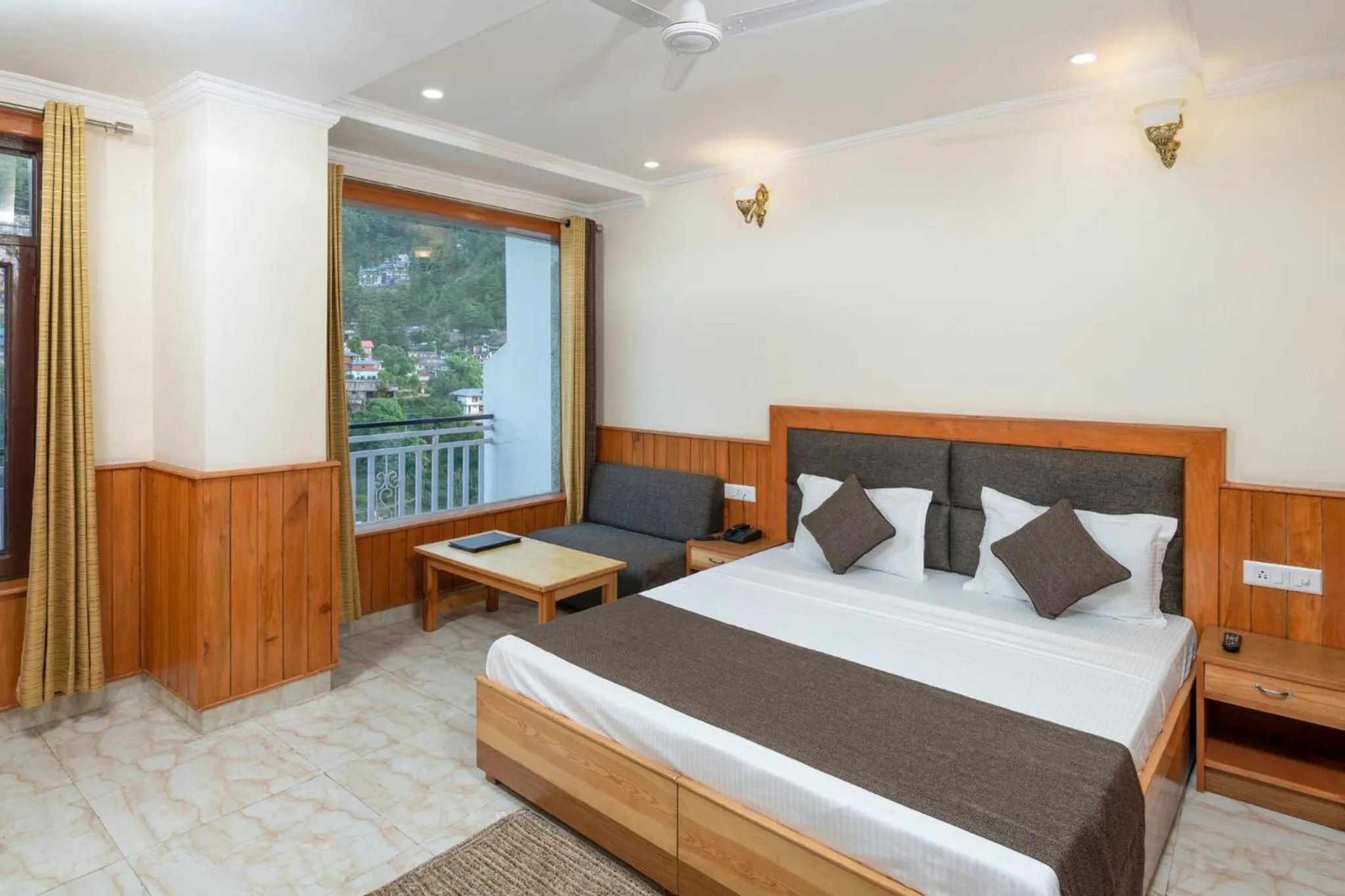 Photo of the whole room, Bed in The Posh Hotel