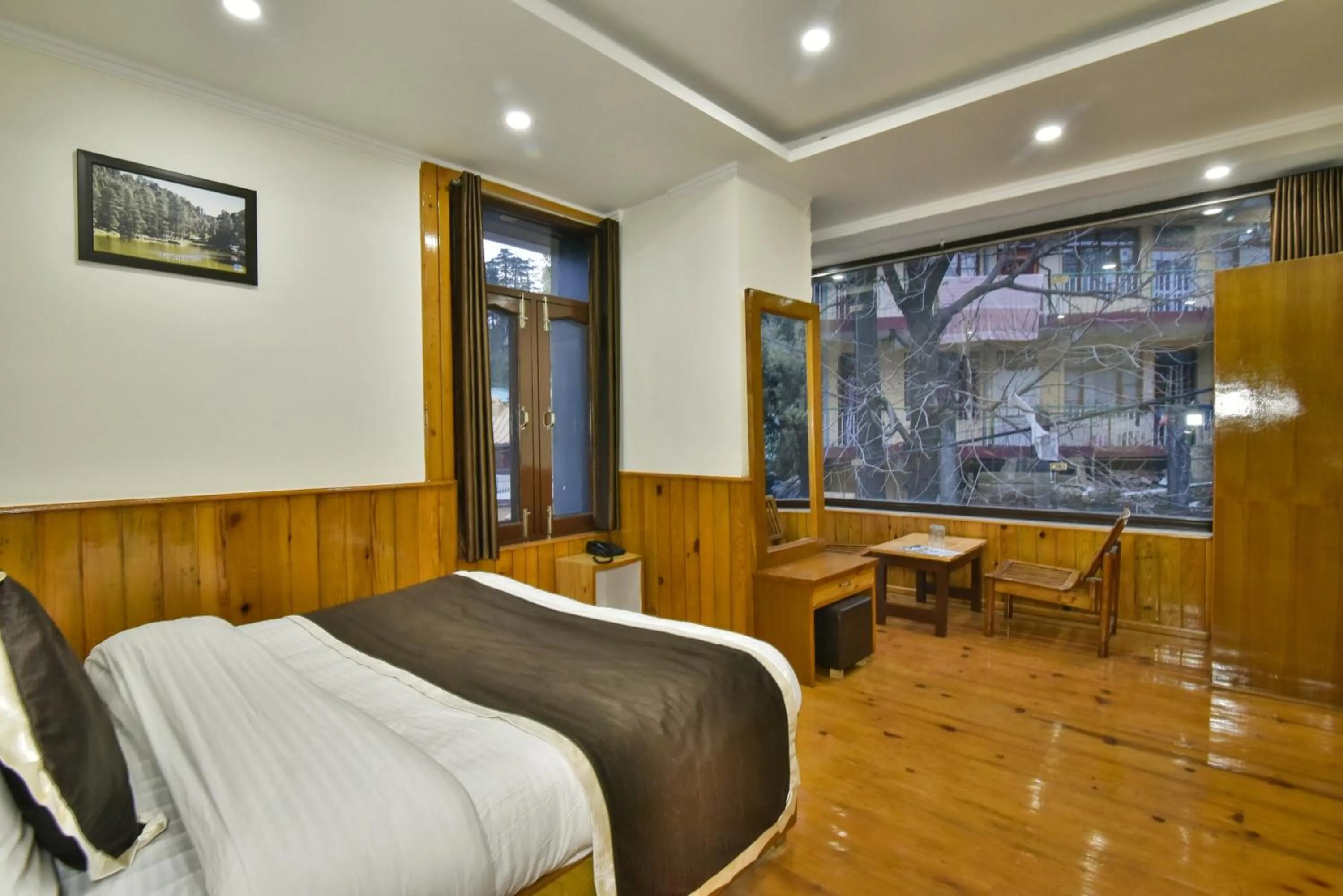 Photo of the whole room, Bed in The Posh Hotel