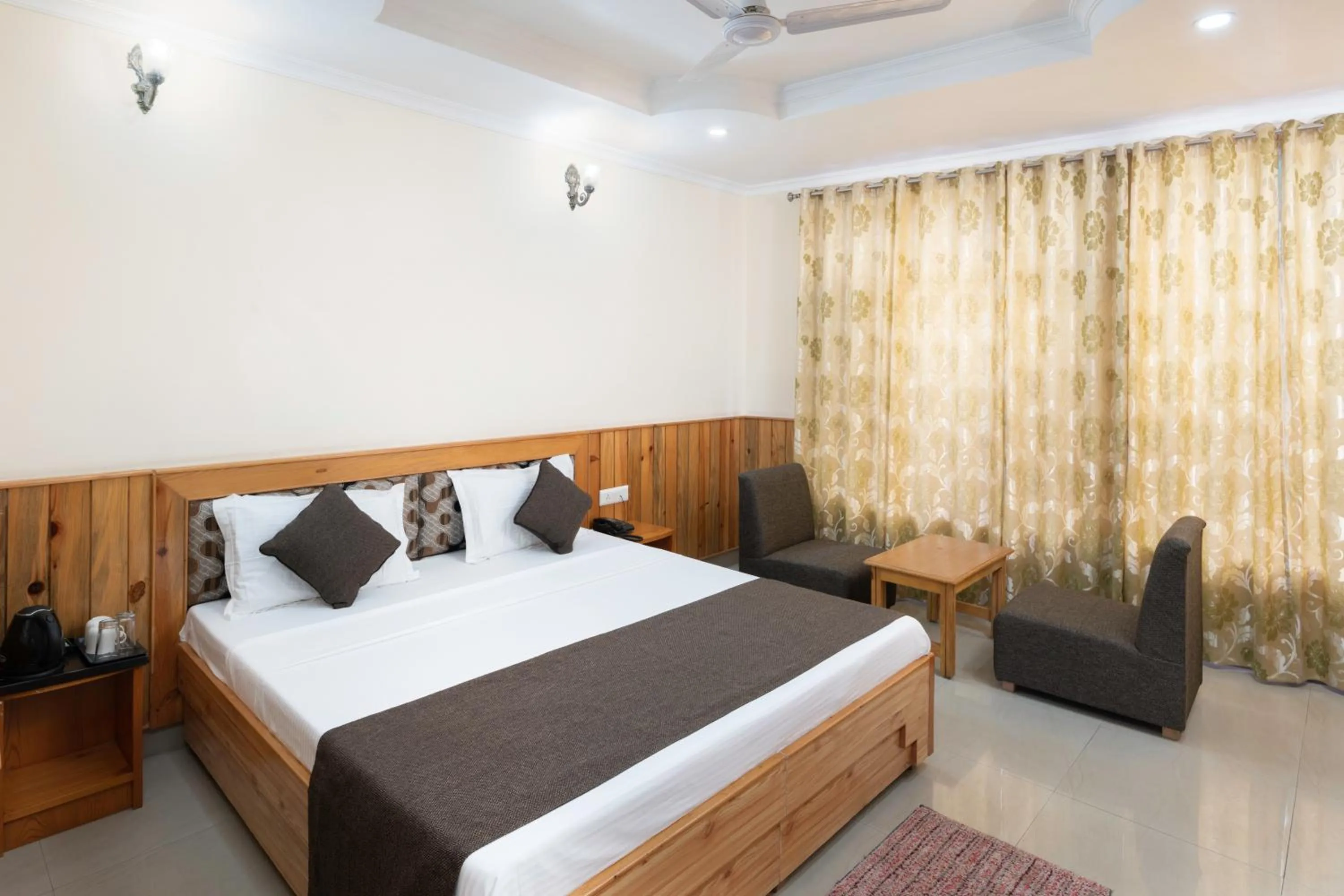 Photo of the whole room, Bed in The Posh Hotel