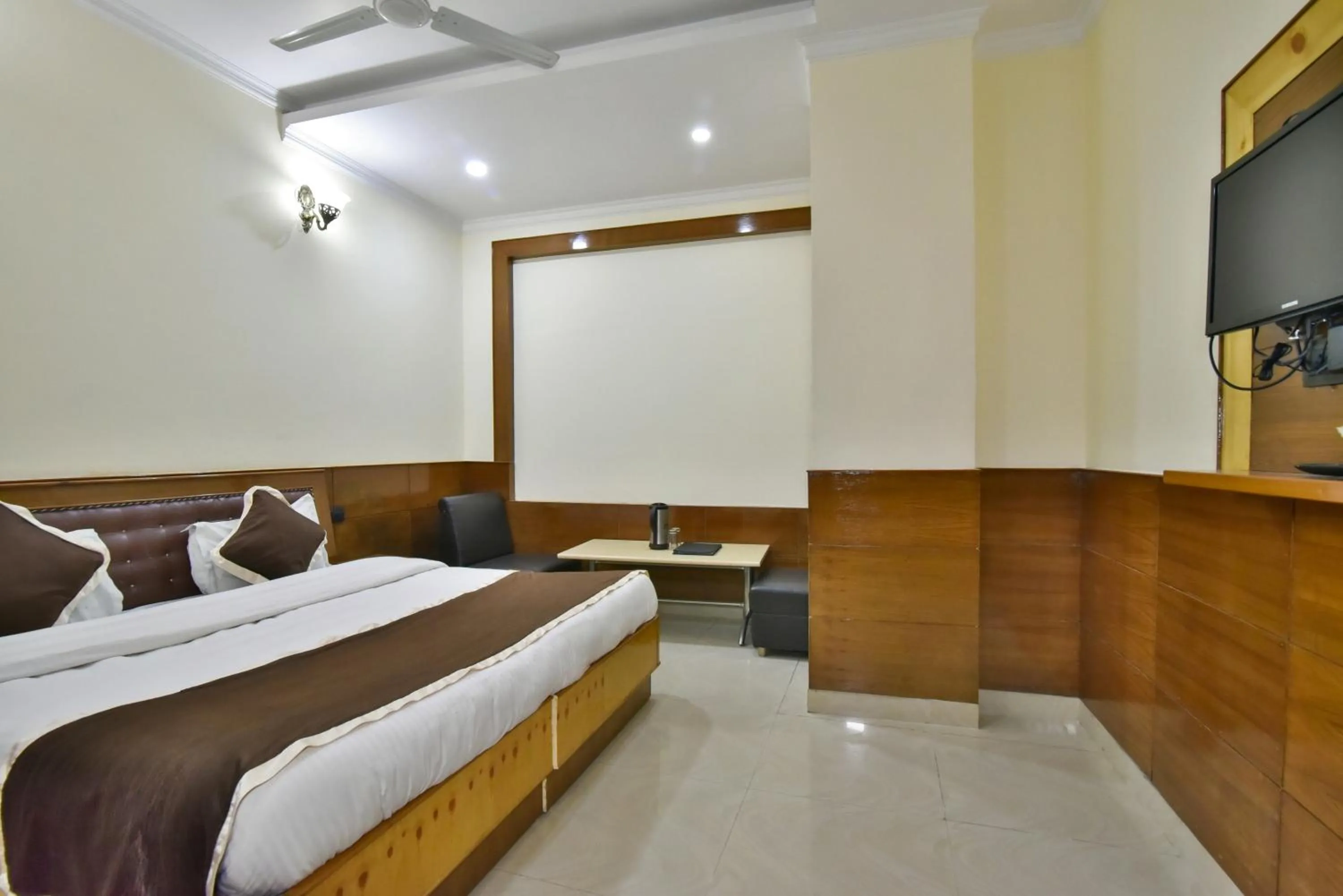 Photo of the whole room, Bed in The Posh Hotel