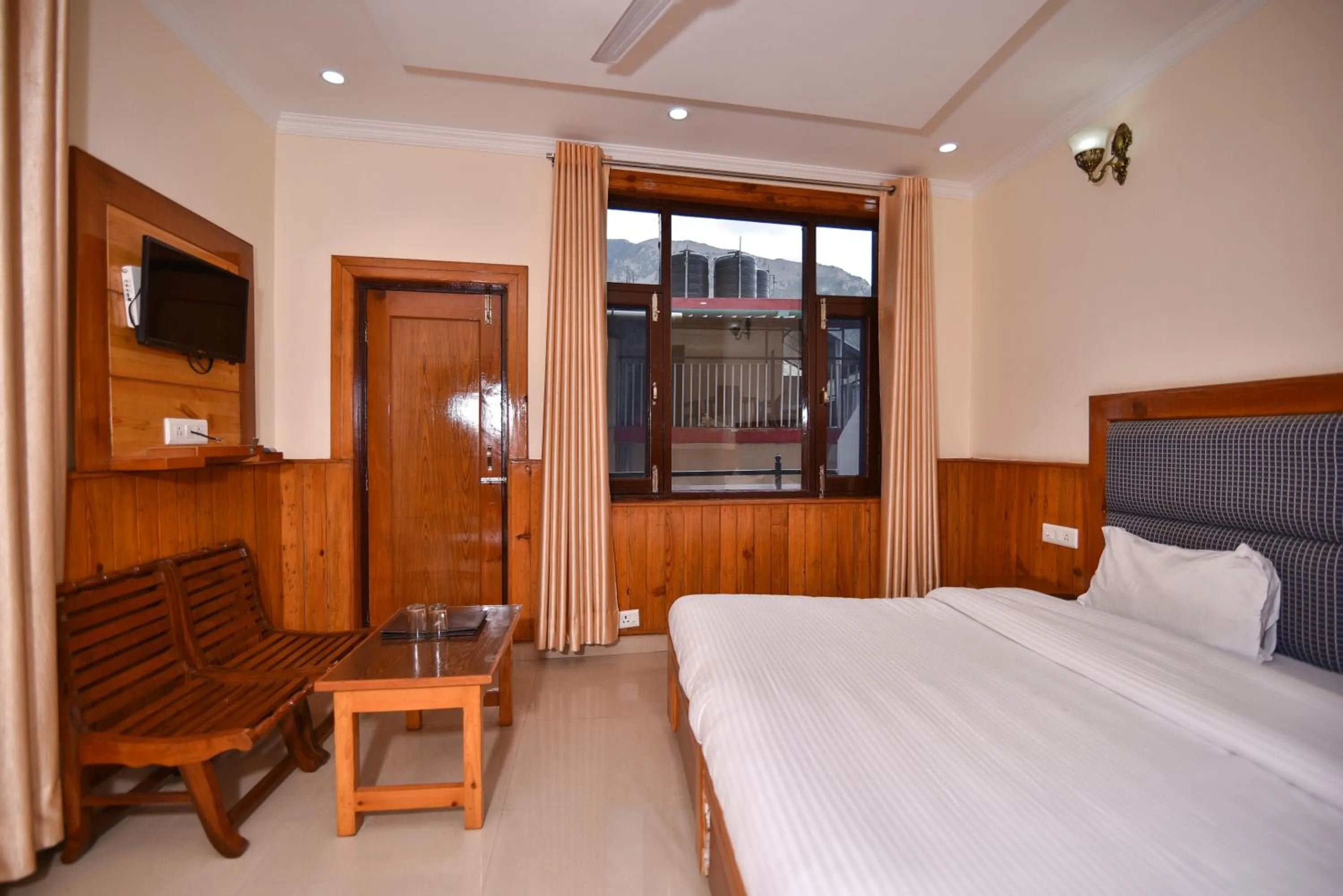 Photo of the whole room, Bed in The Posh Hotel