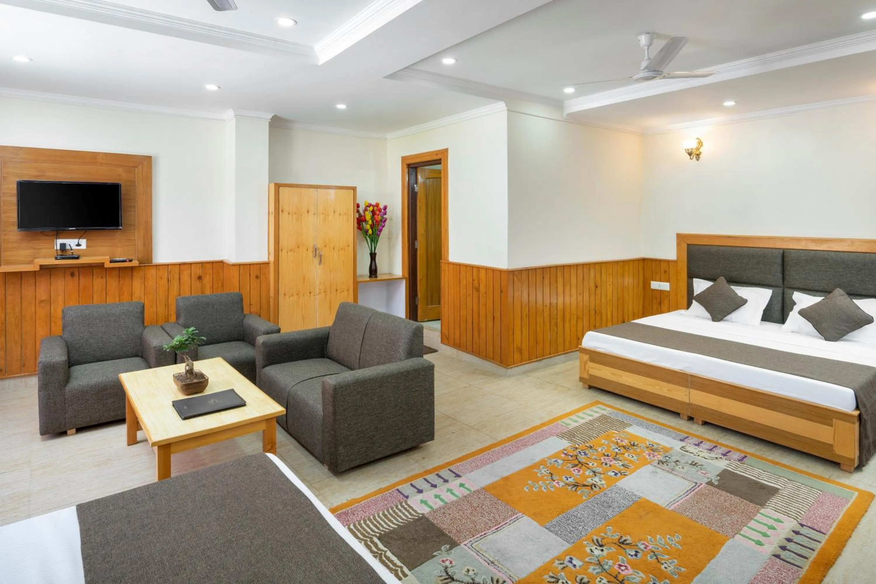 Photo of the whole room, Bed in The Posh Hotel