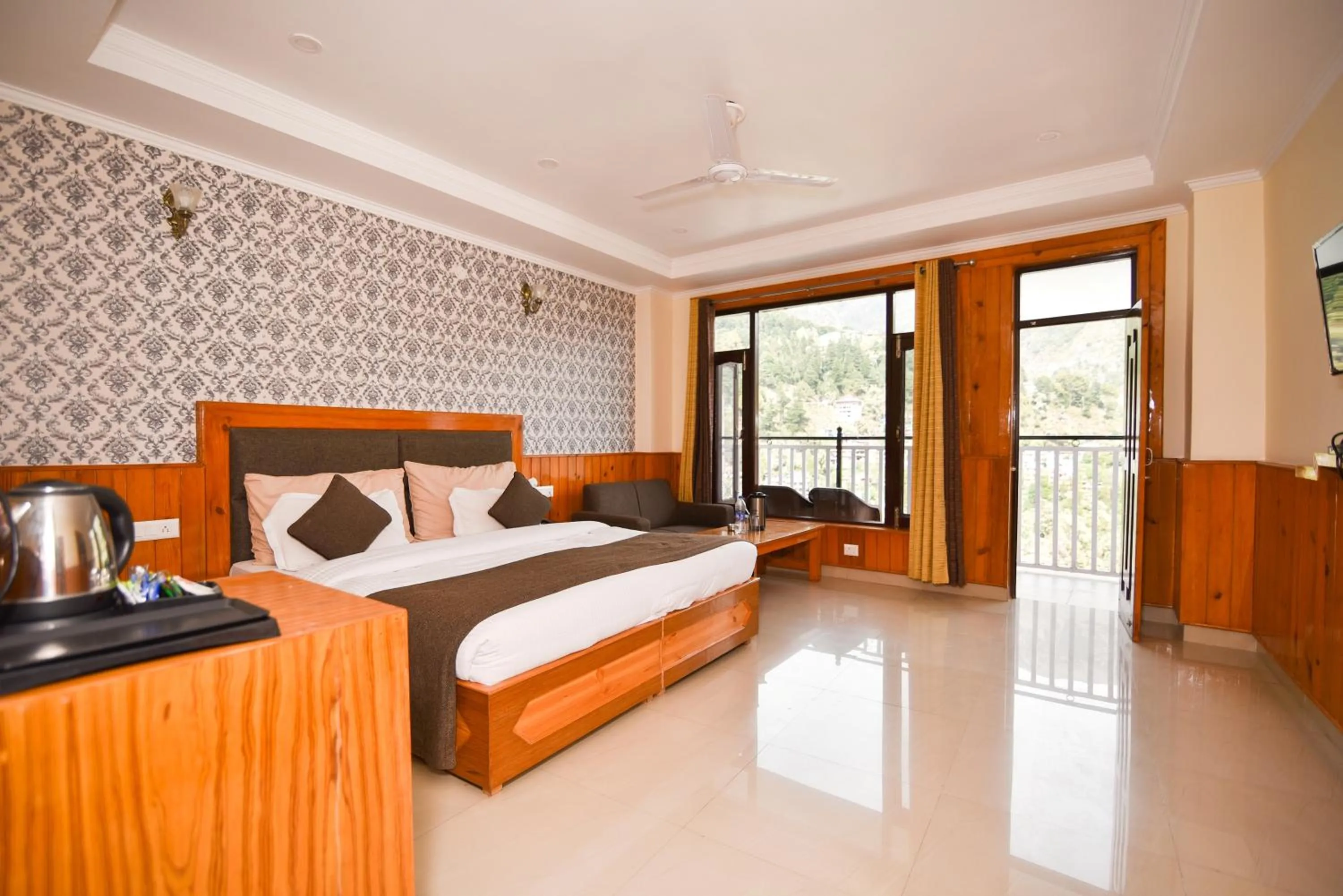 Bedroom, Bed in The Posh Hotel