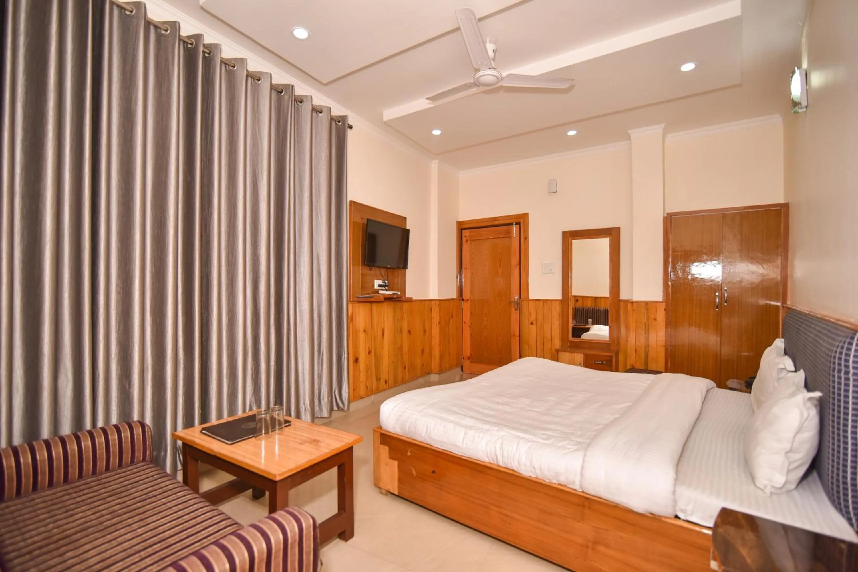 Photo of the whole room, Bed in The Posh Hotel