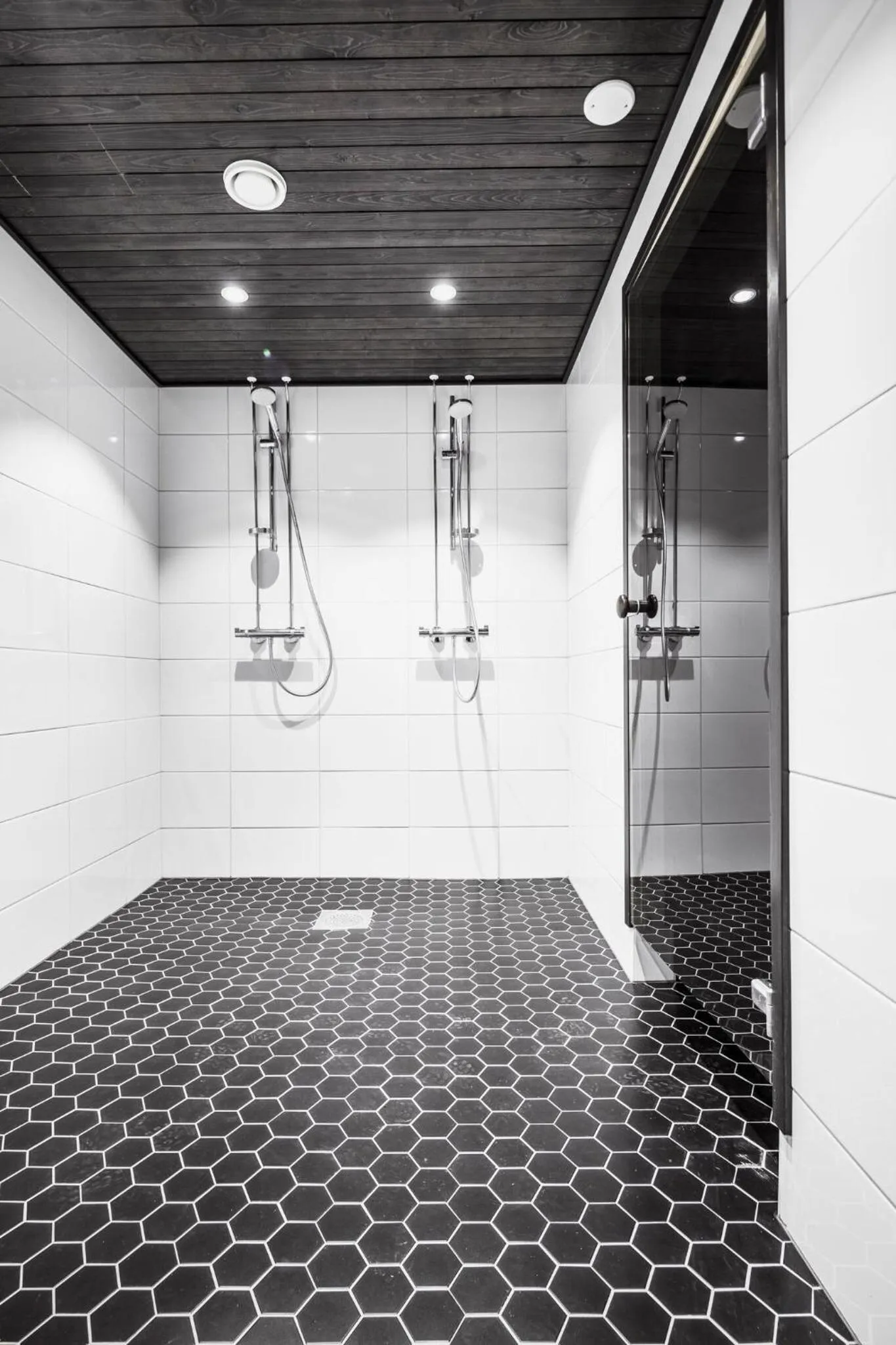 Shower in Hostel Café Koti