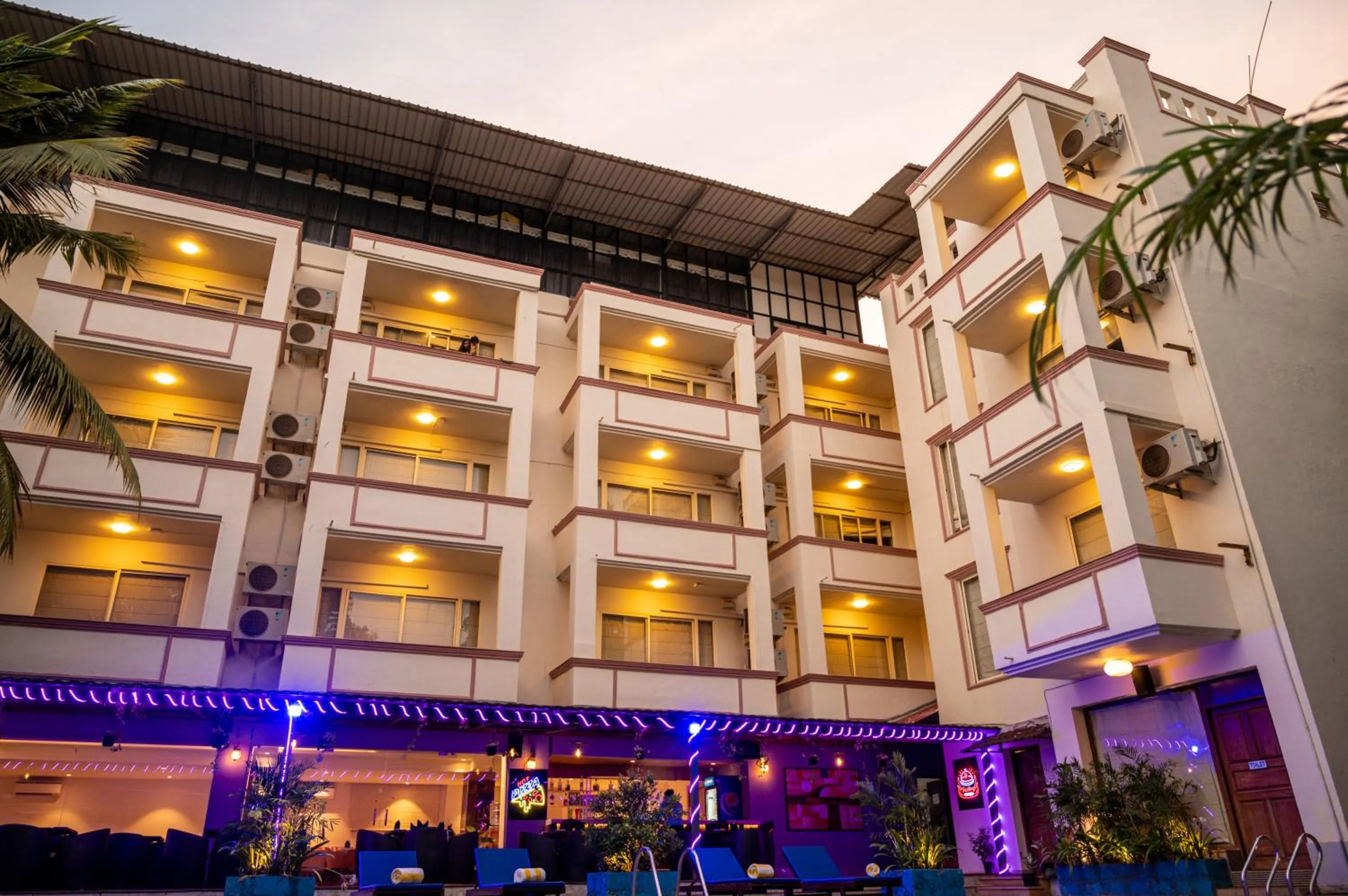 Swimming pool in La Oasis by Meraden ,Goa