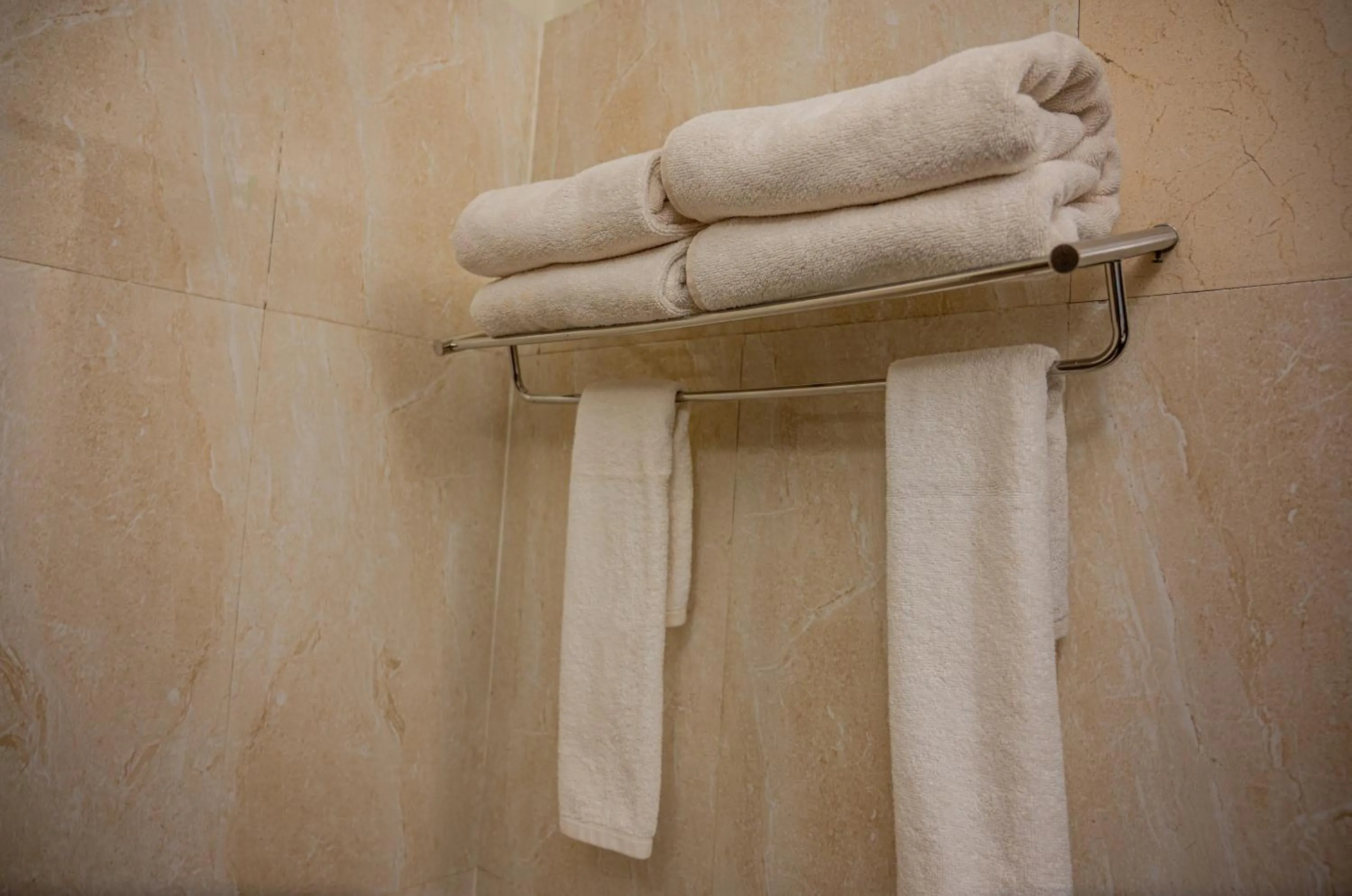 Bathroom in La Oasis by Meraden ,Goa