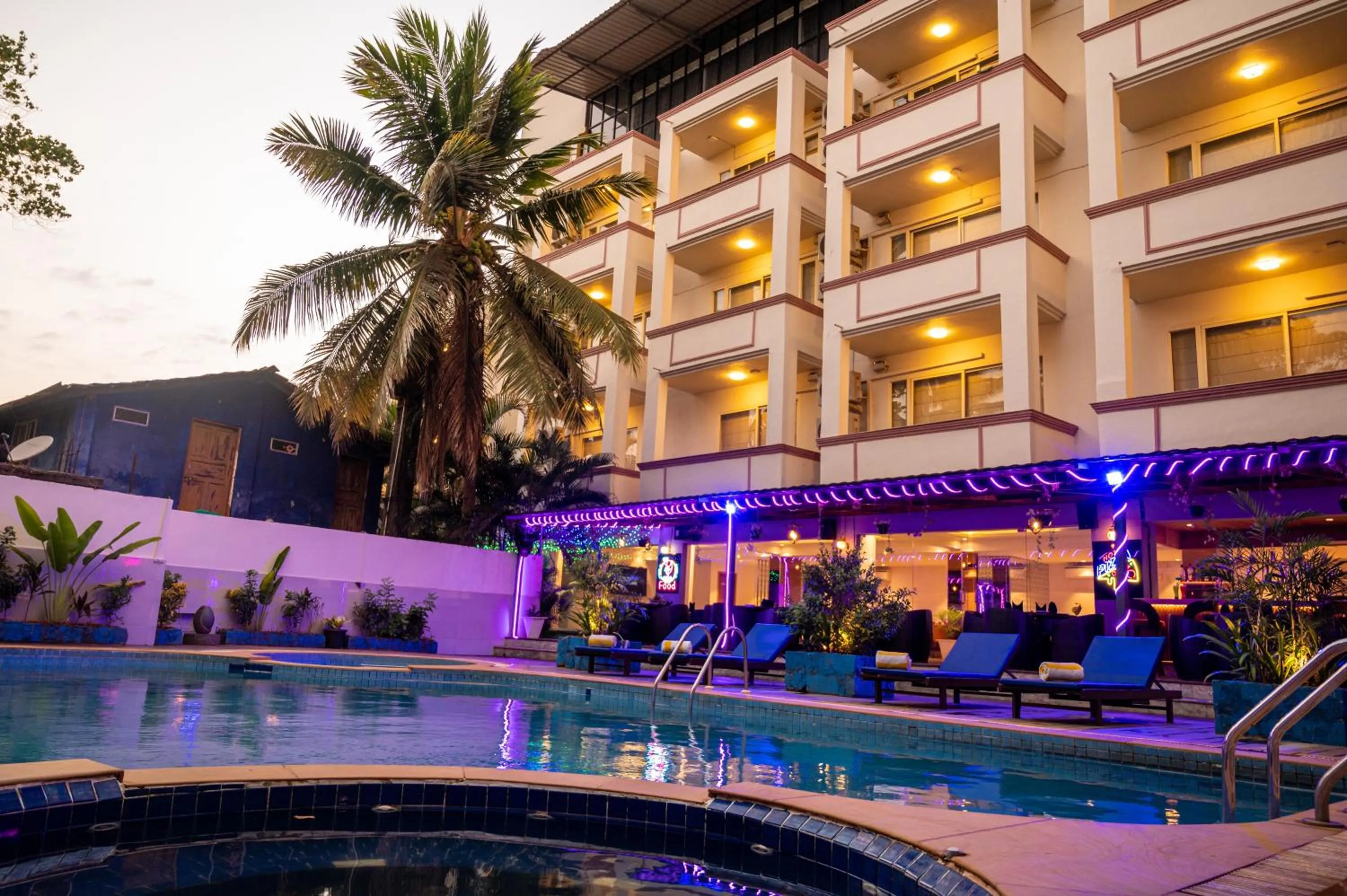 Swimming pool in La Oasis by Meraden ,Goa