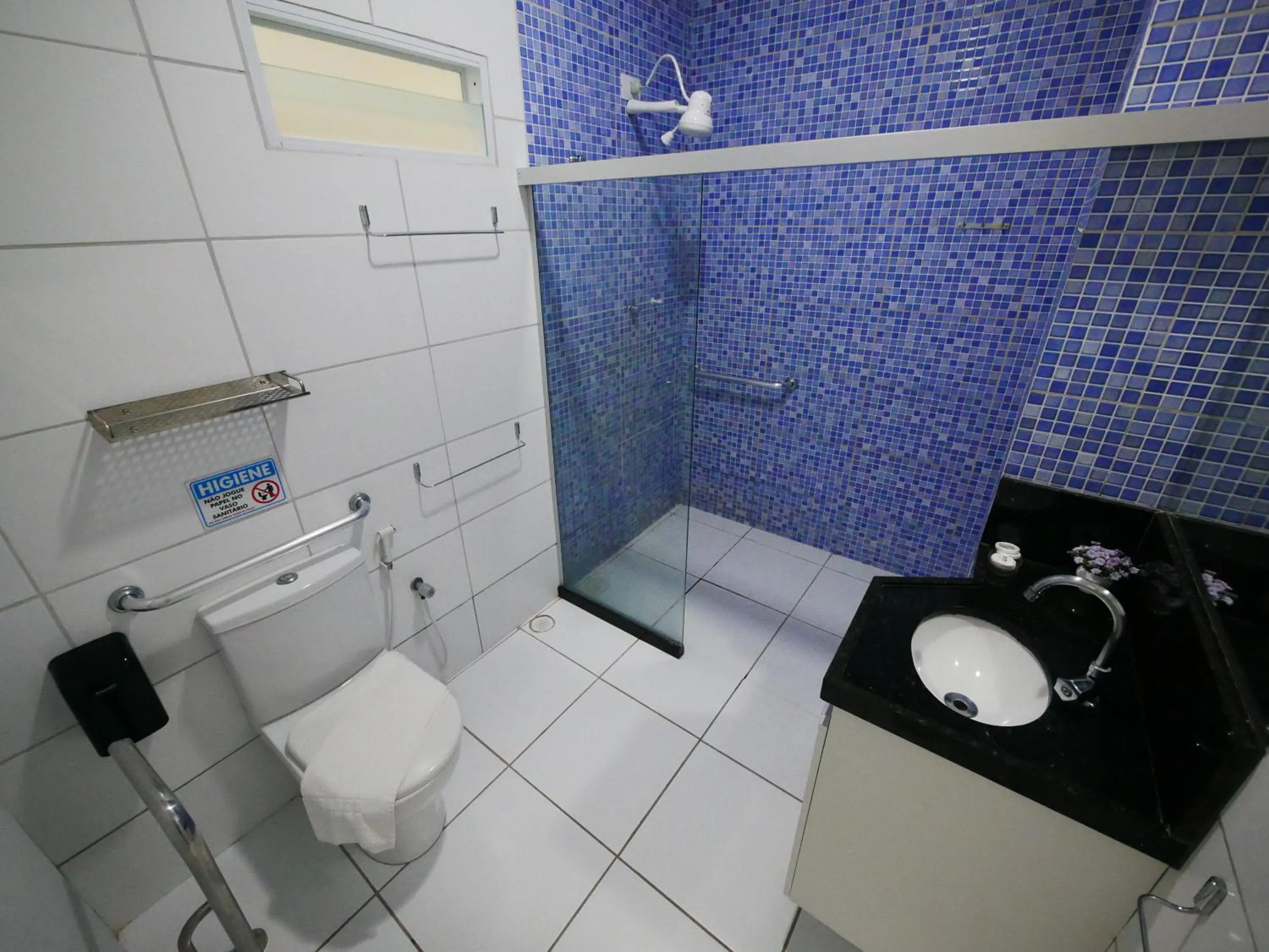 Shower in Pousada Marie Claire Flats