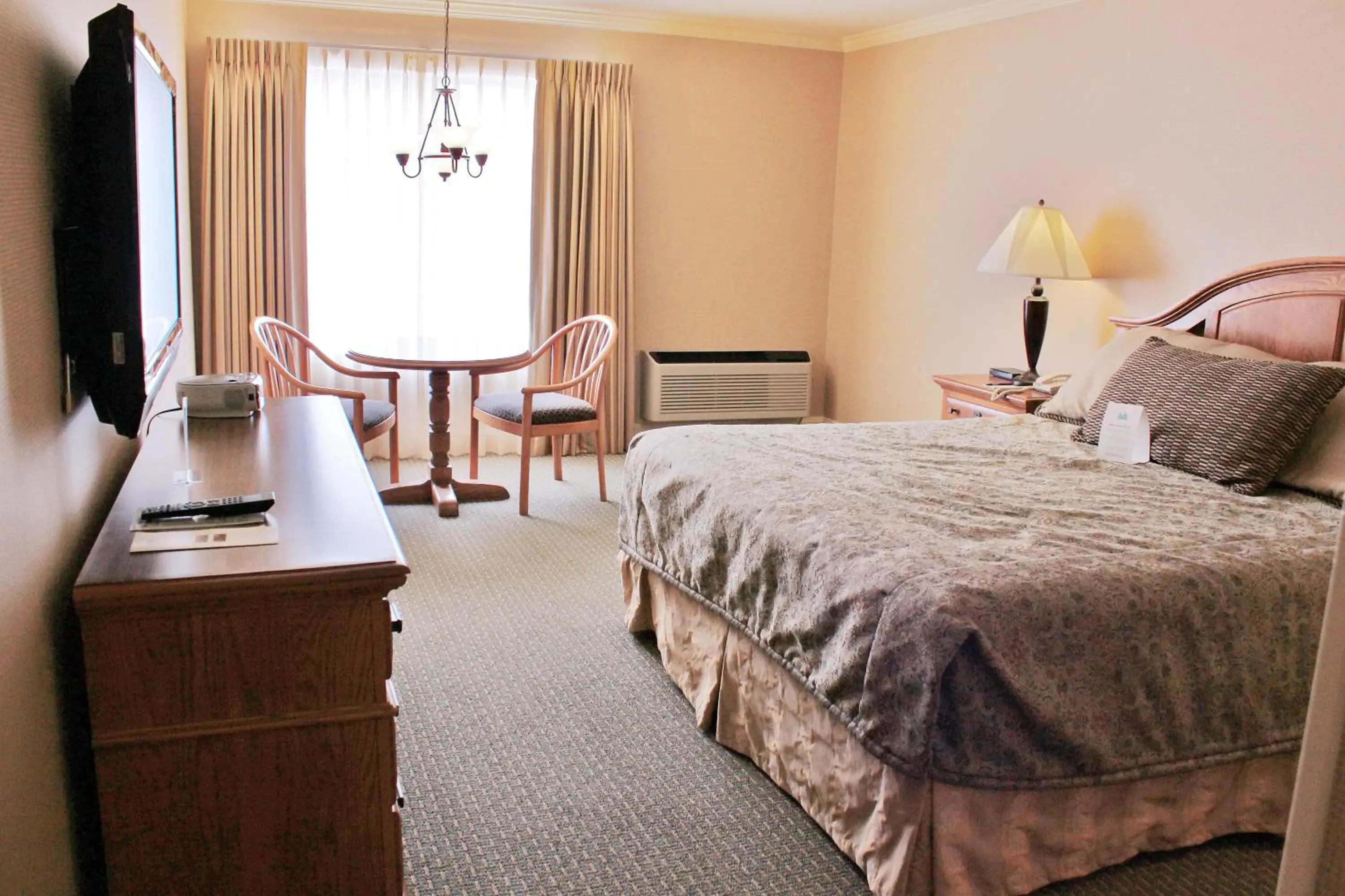 Bed, Room Photo in Columbus Inn