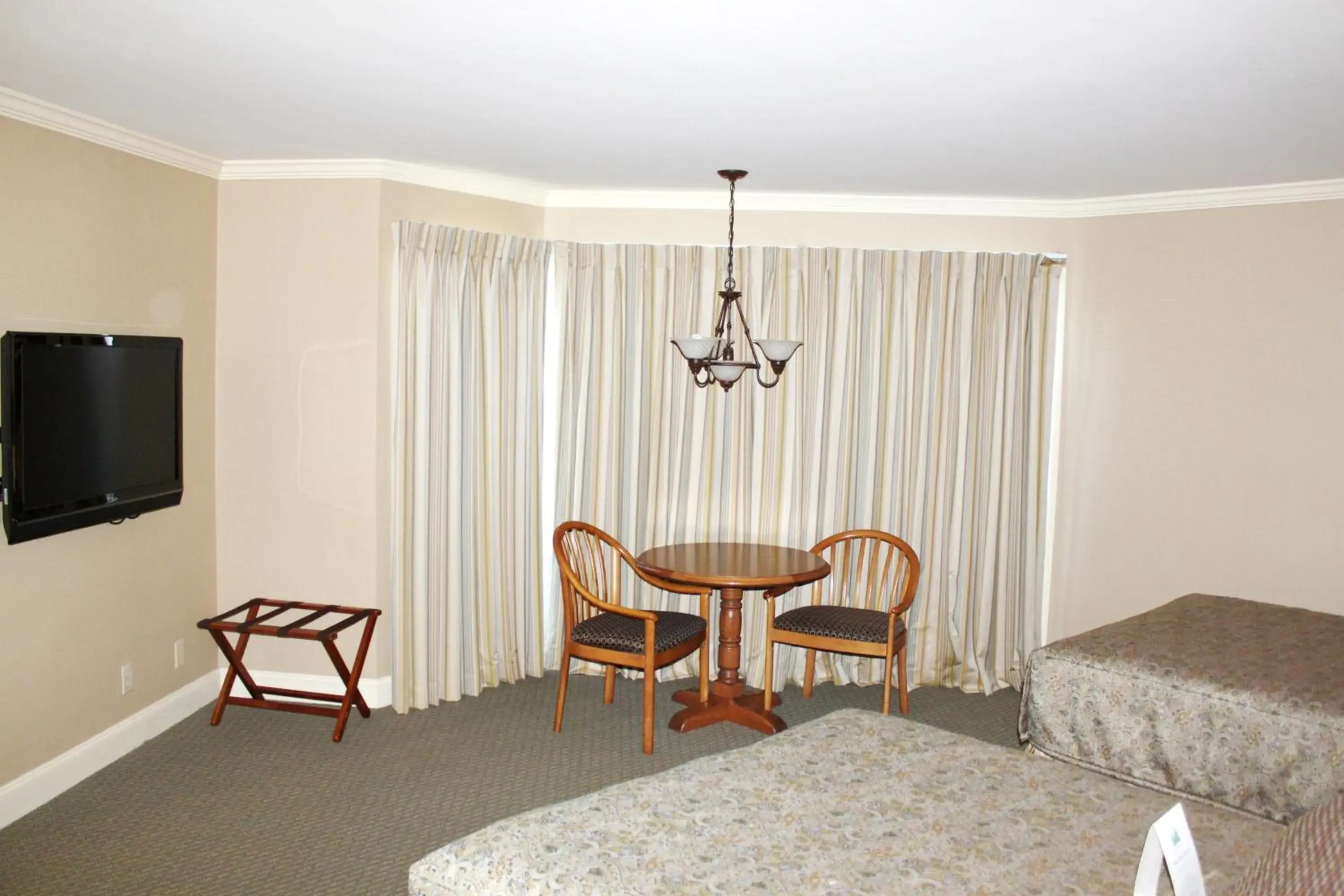Photo of the whole room, Seating Area in Columbus Inn