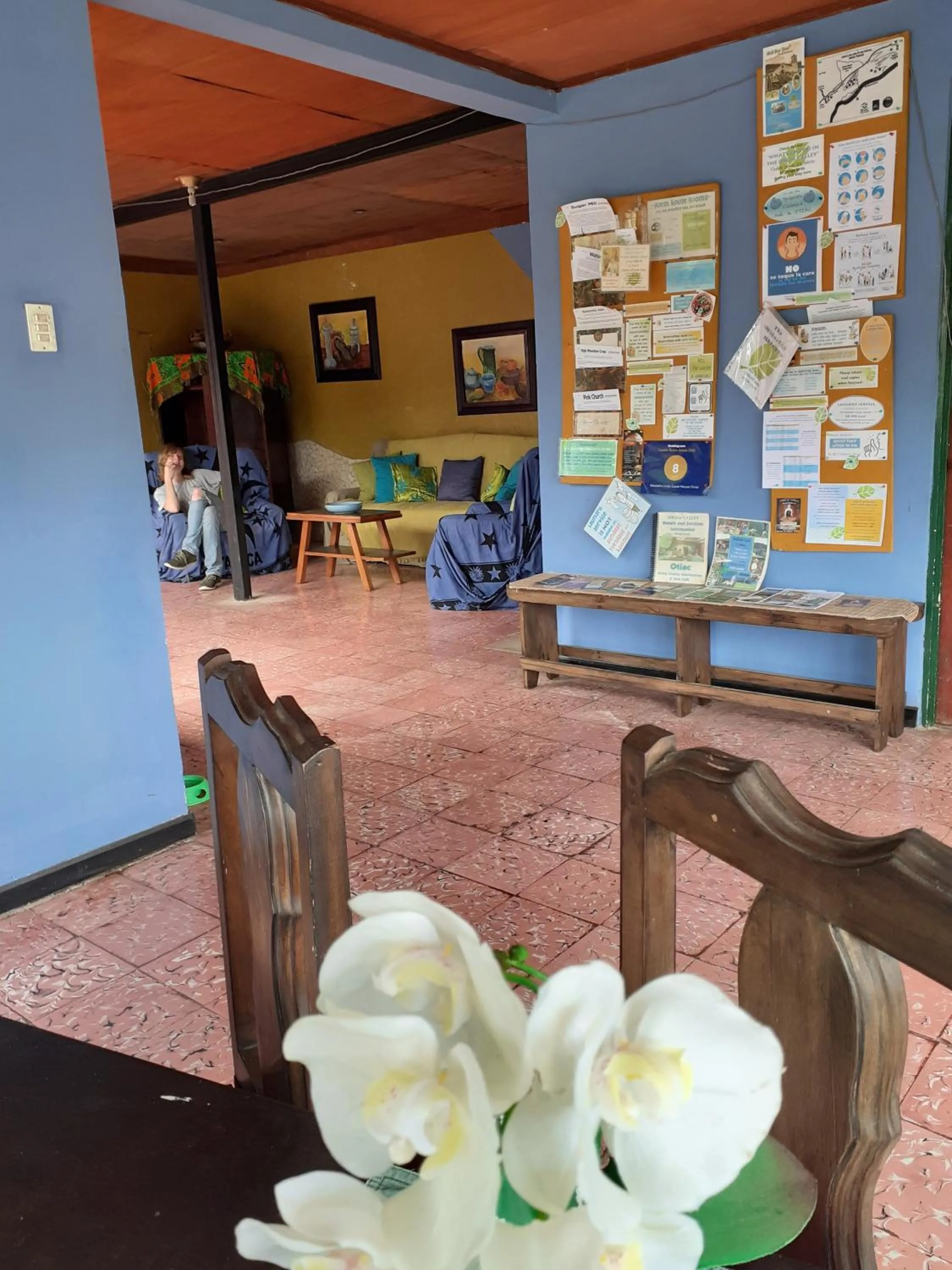 Communal kitchen in Montaña Linda Guest House Orosi