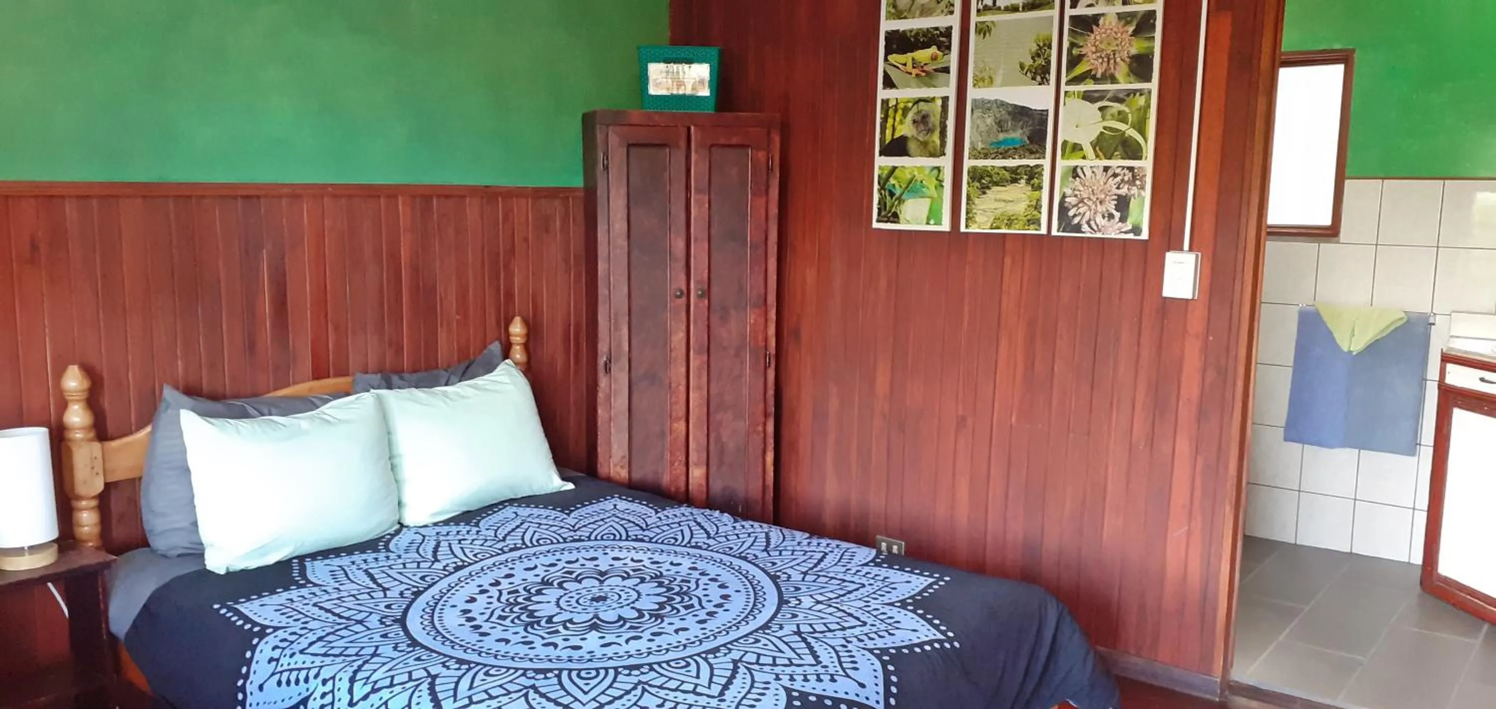 Bathroom, Bed in Montaña Linda Guest House Orosi