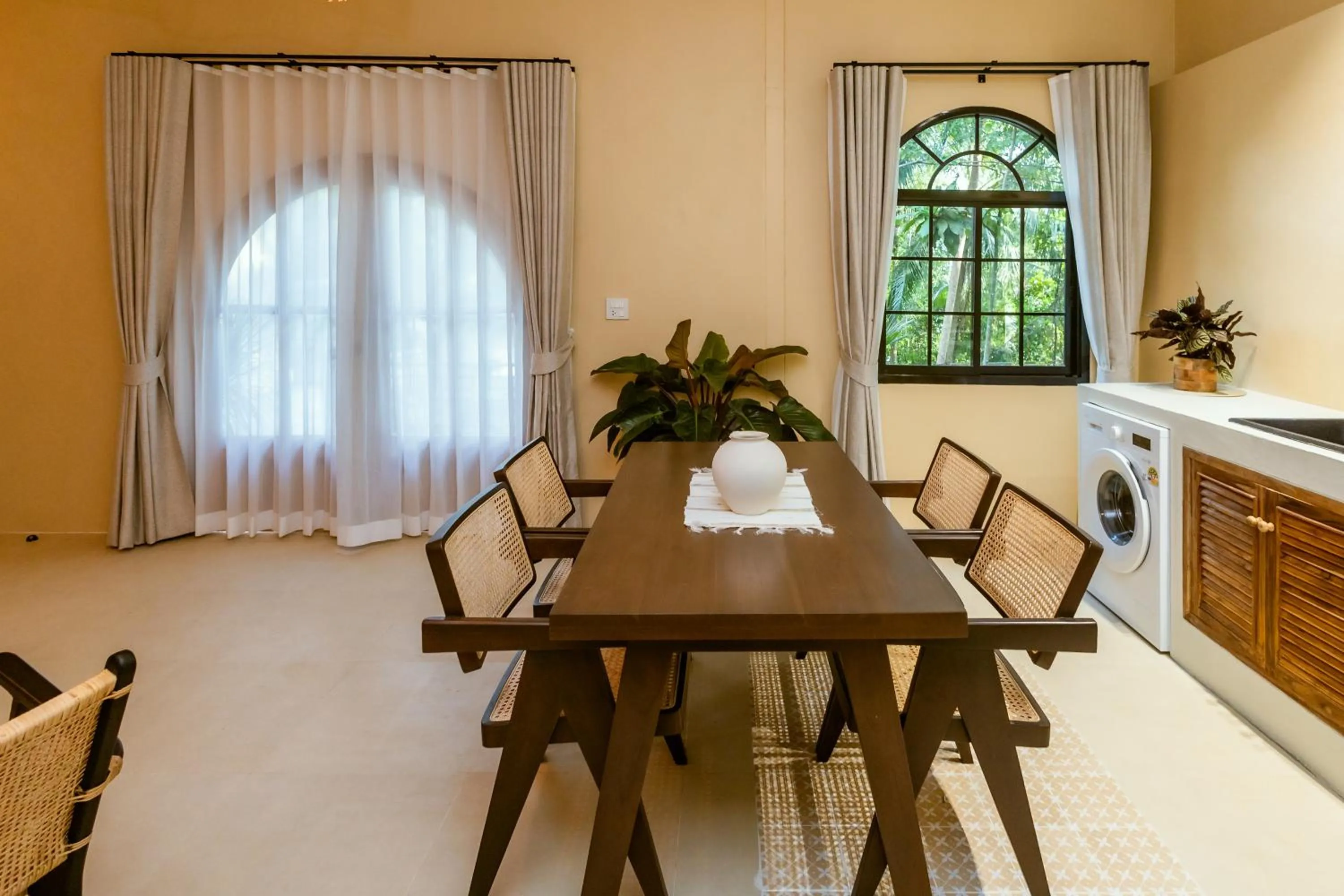 Dining area in Indie Beach Bungalows