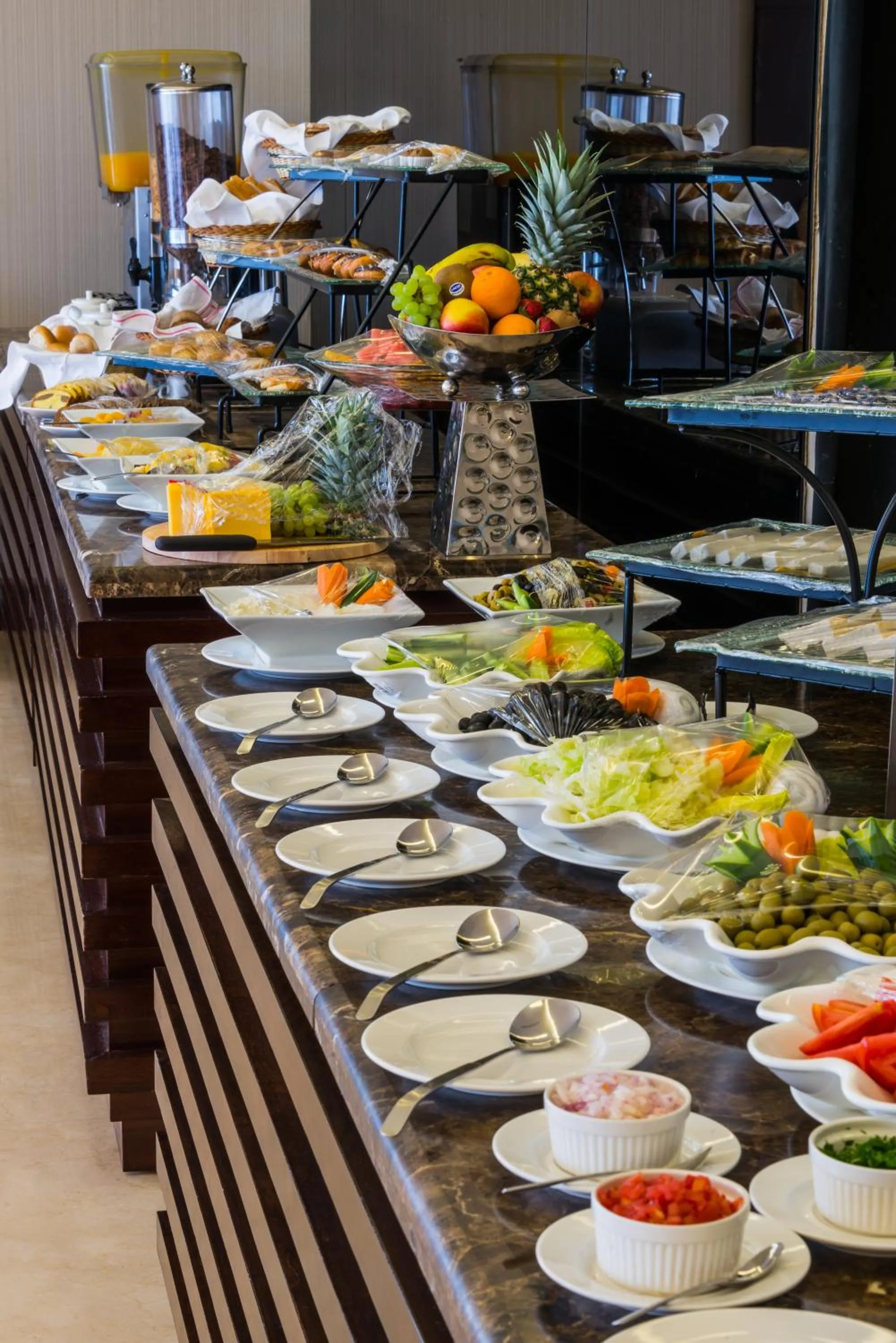 Restaurant/places to eat in Mayan for service apartments