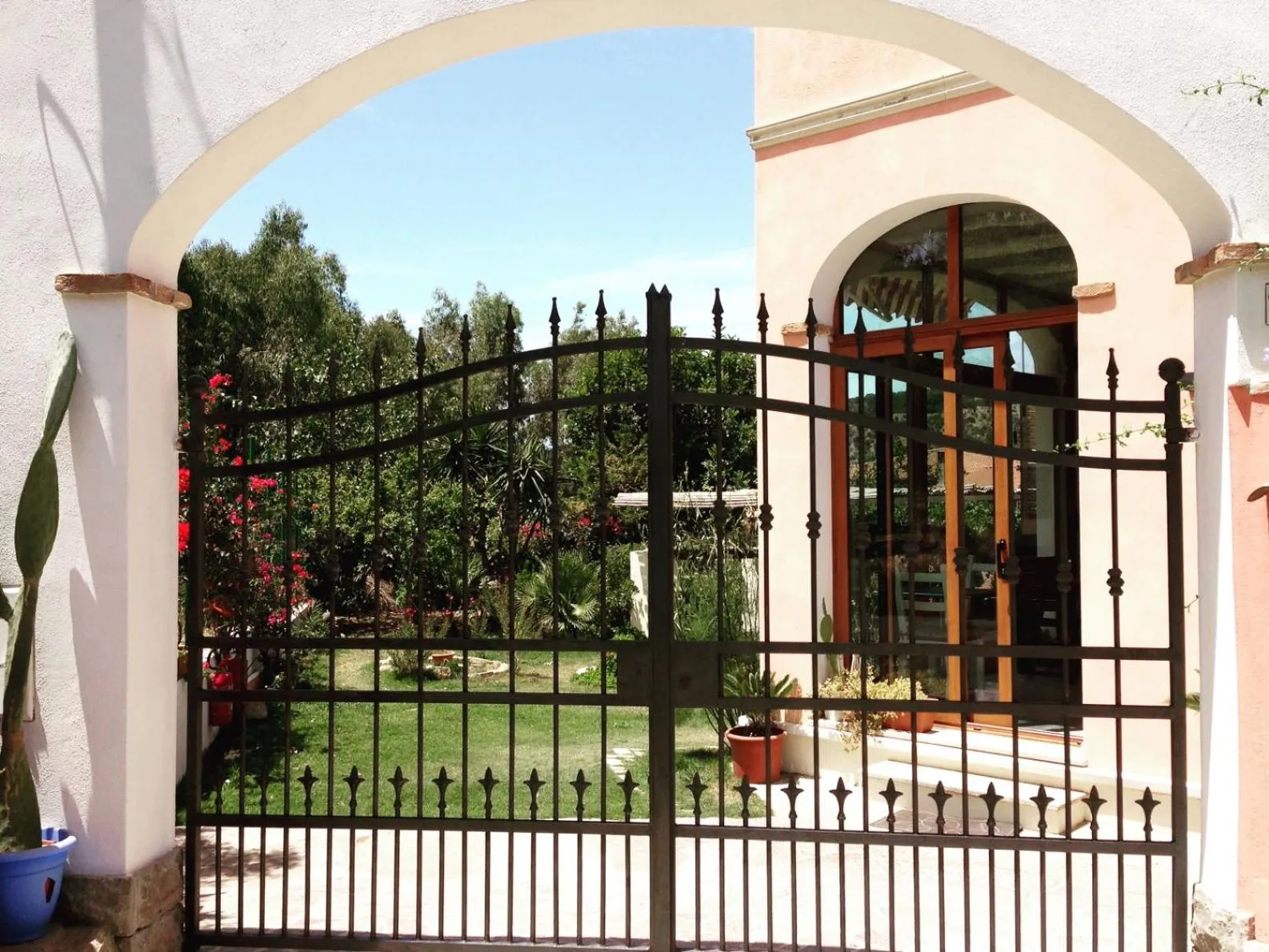 Facade/entrance in B&B Su Tostainu