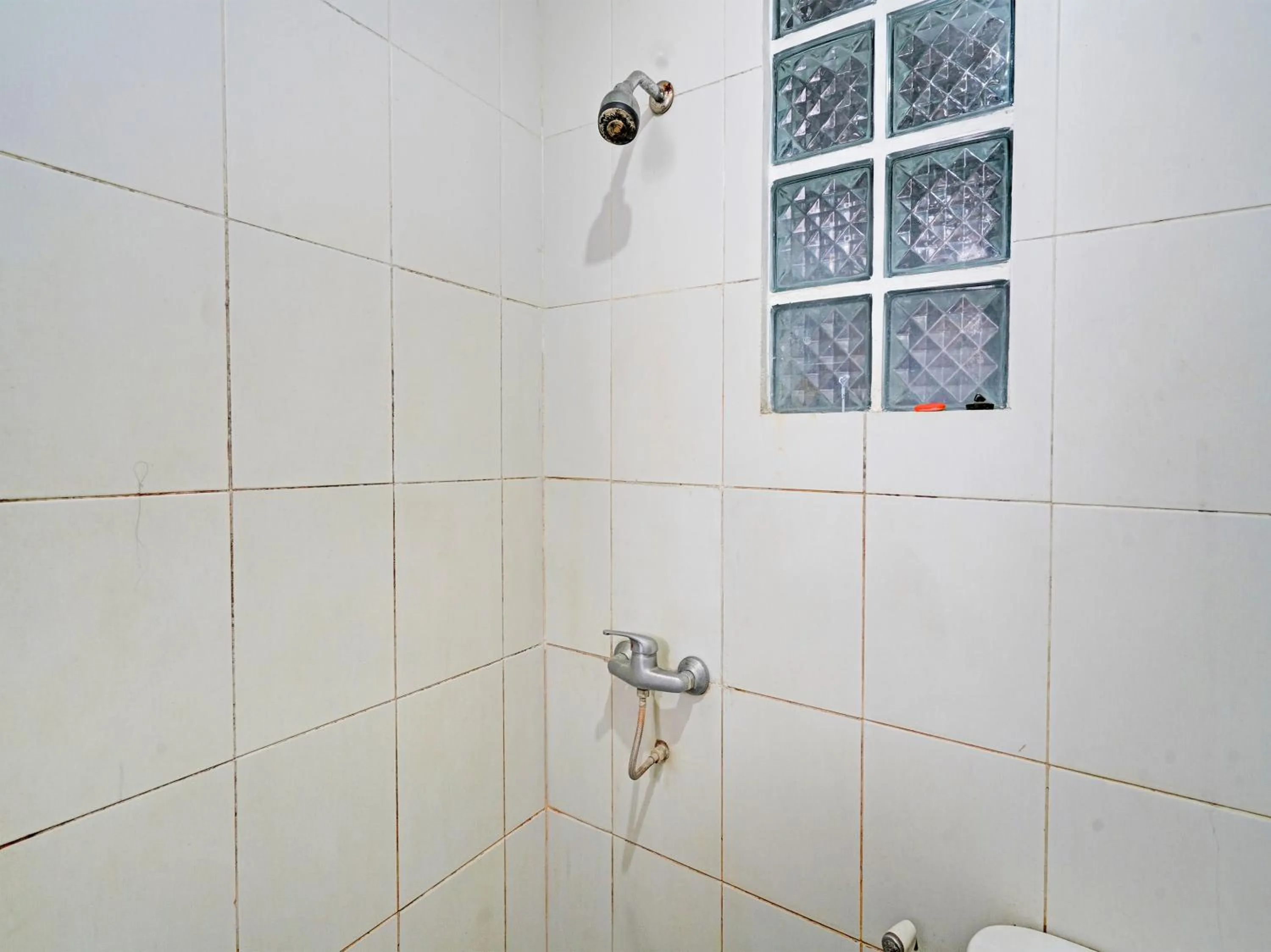 Bathroom in OYO 1699 Verona Residence