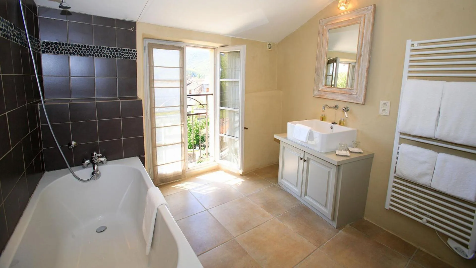 Bathroom in Le Couvent d'Hérépian - Hôtel & Spa