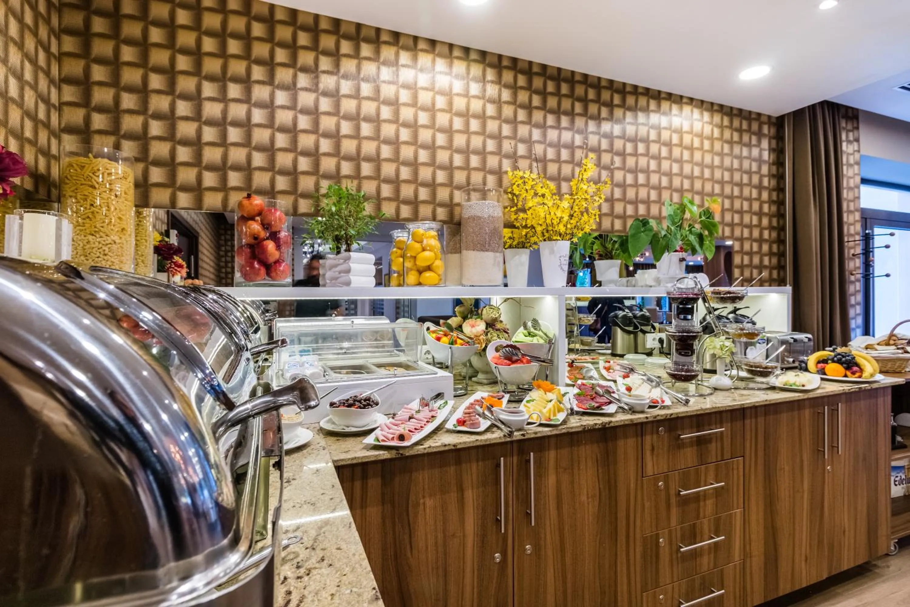 Restaurant/places to eat in Radsor Hotel