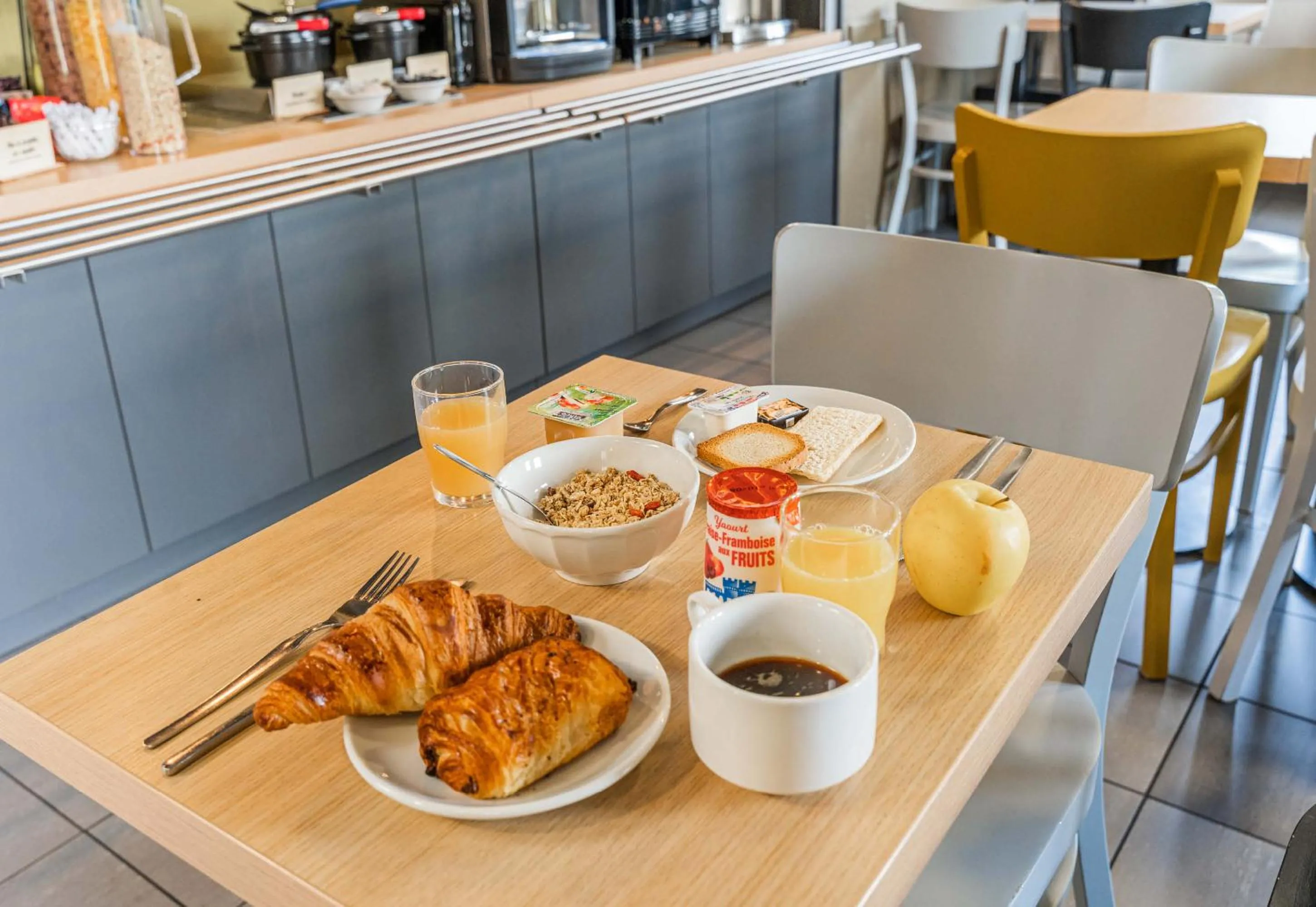 Breakfast in B&B HOTEL Mulhouse Ile Napoléon