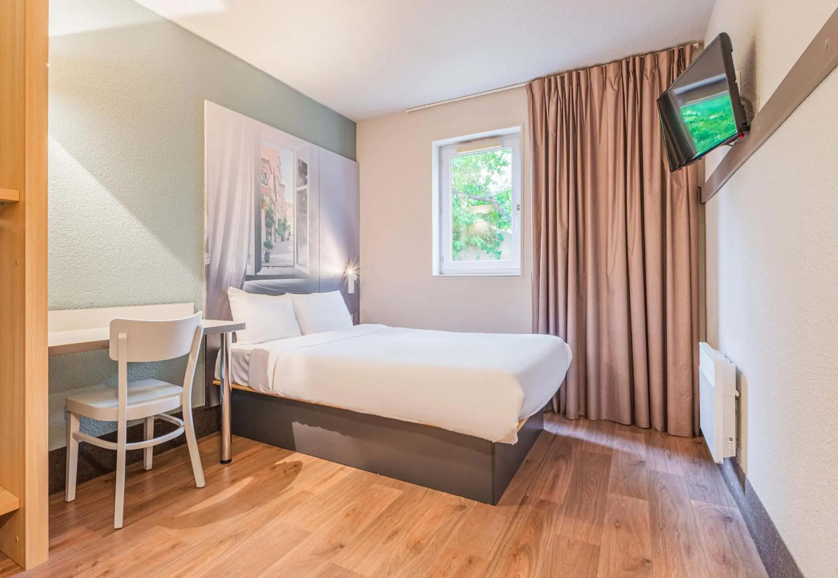 Double Room - Disability Access in B&B HOTEL Mulhouse Ile Napoléon Double Room - Disability Access in B&B HOTEL Mulhouse Ile Napoléon
