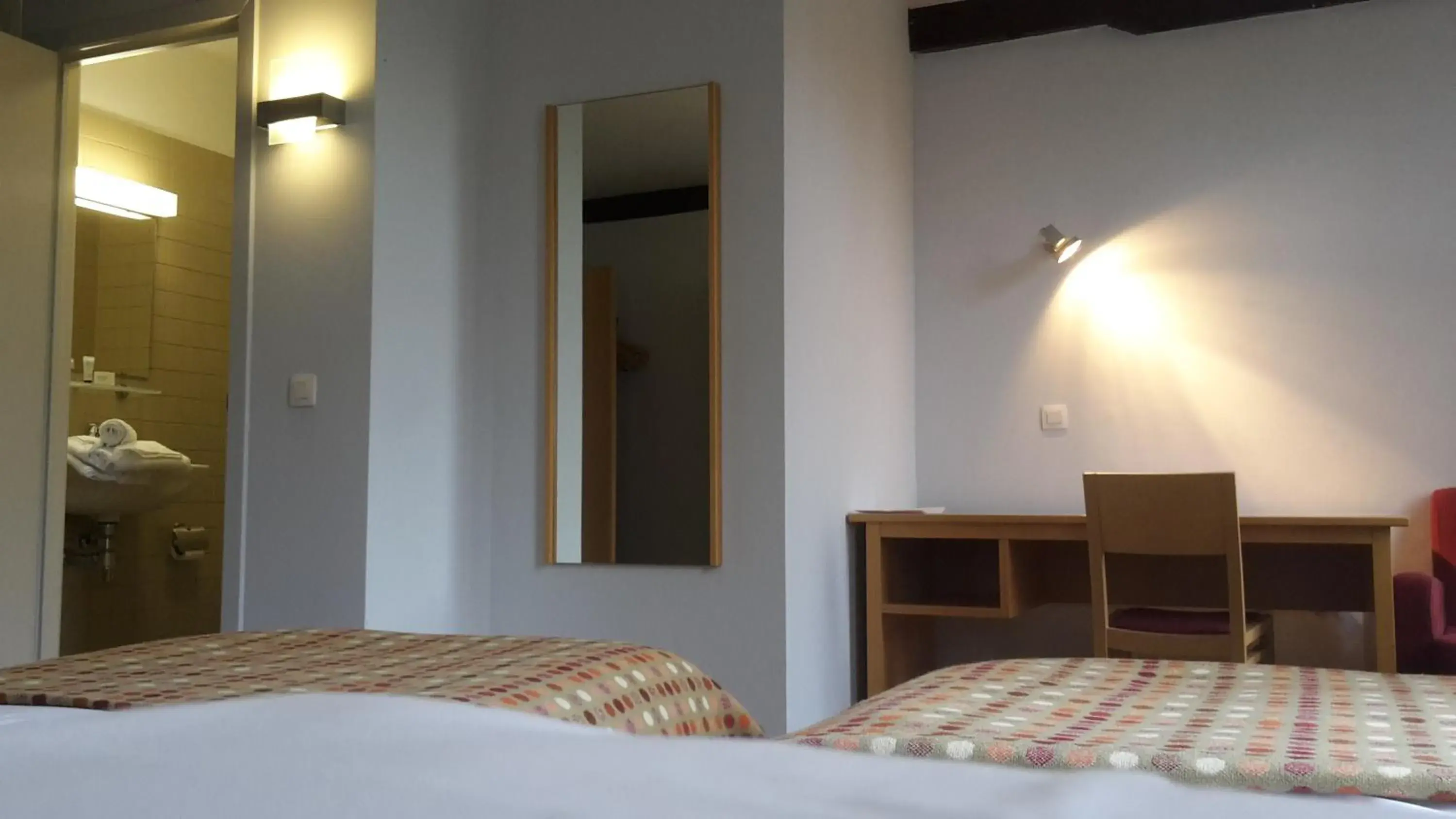 Twin Room with Private Bathroom - single occupancy in Irish College Leuven Twin Room with Private Bathroom - single occupancy in Irish College Leuven