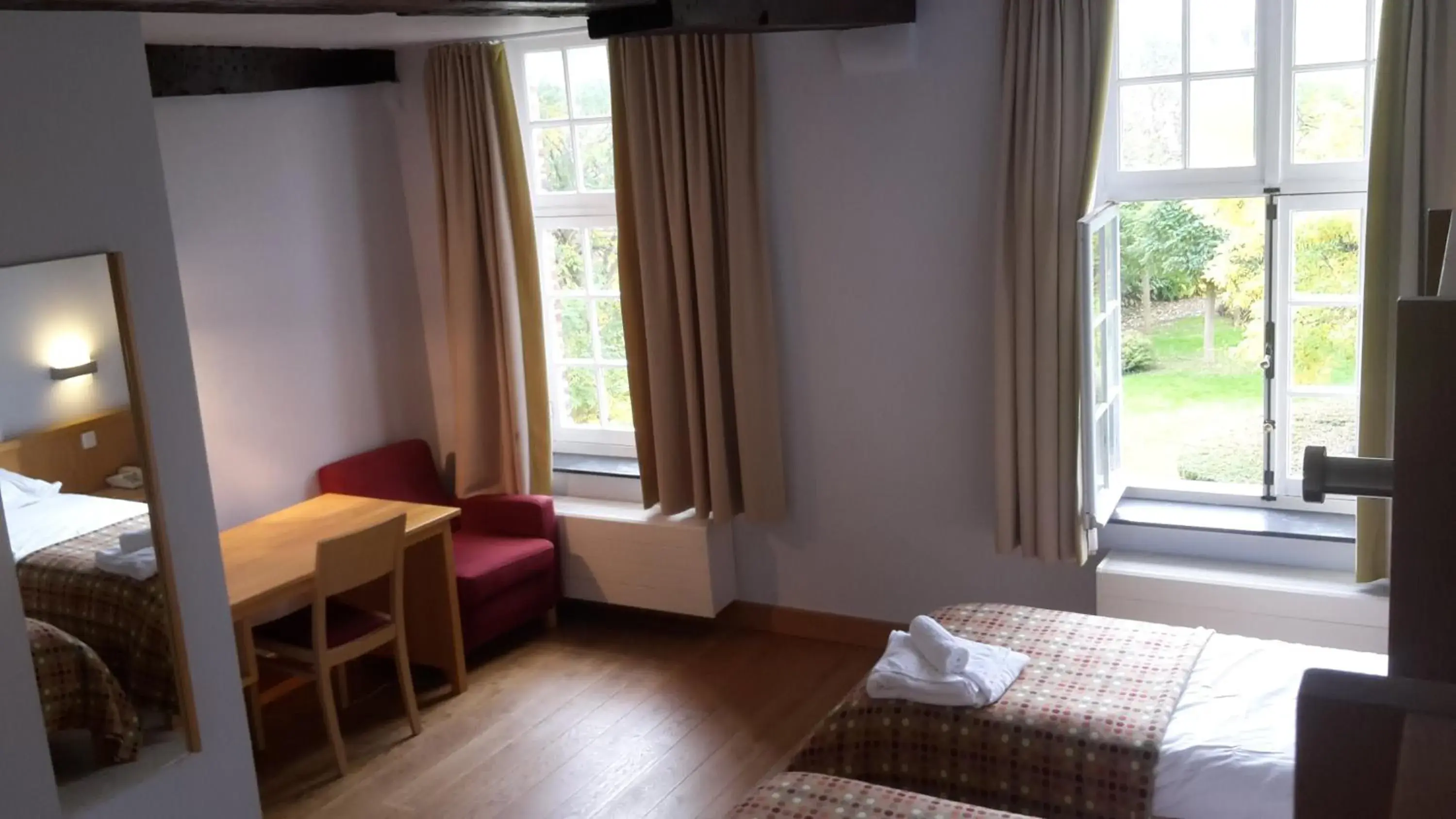 Twin Room with Private Bathroom in Irish College Leuven Twin Room with Private Bathroom in Irish College Leuven
