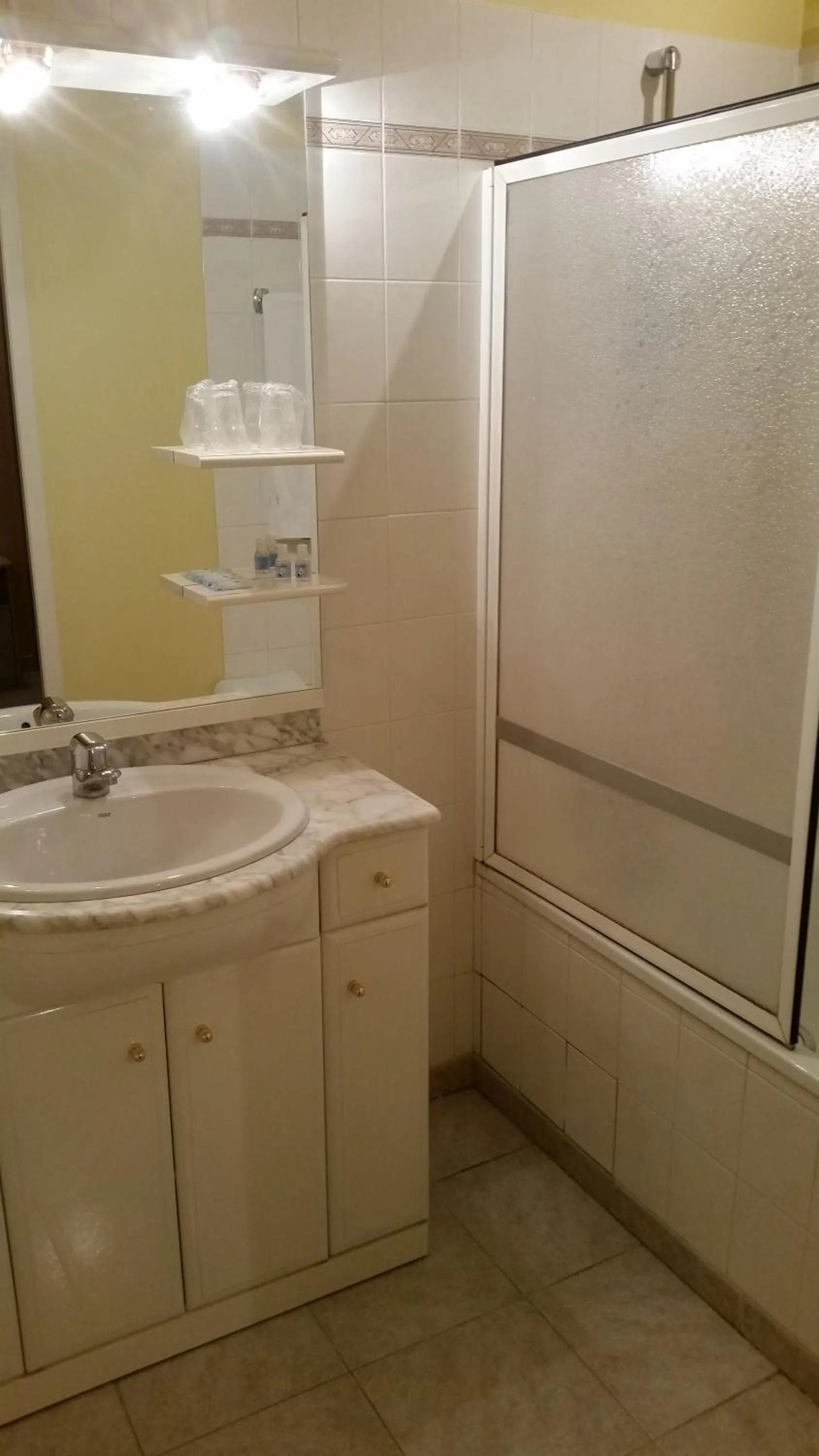 Bathroom in Hostellerie des Colonnes