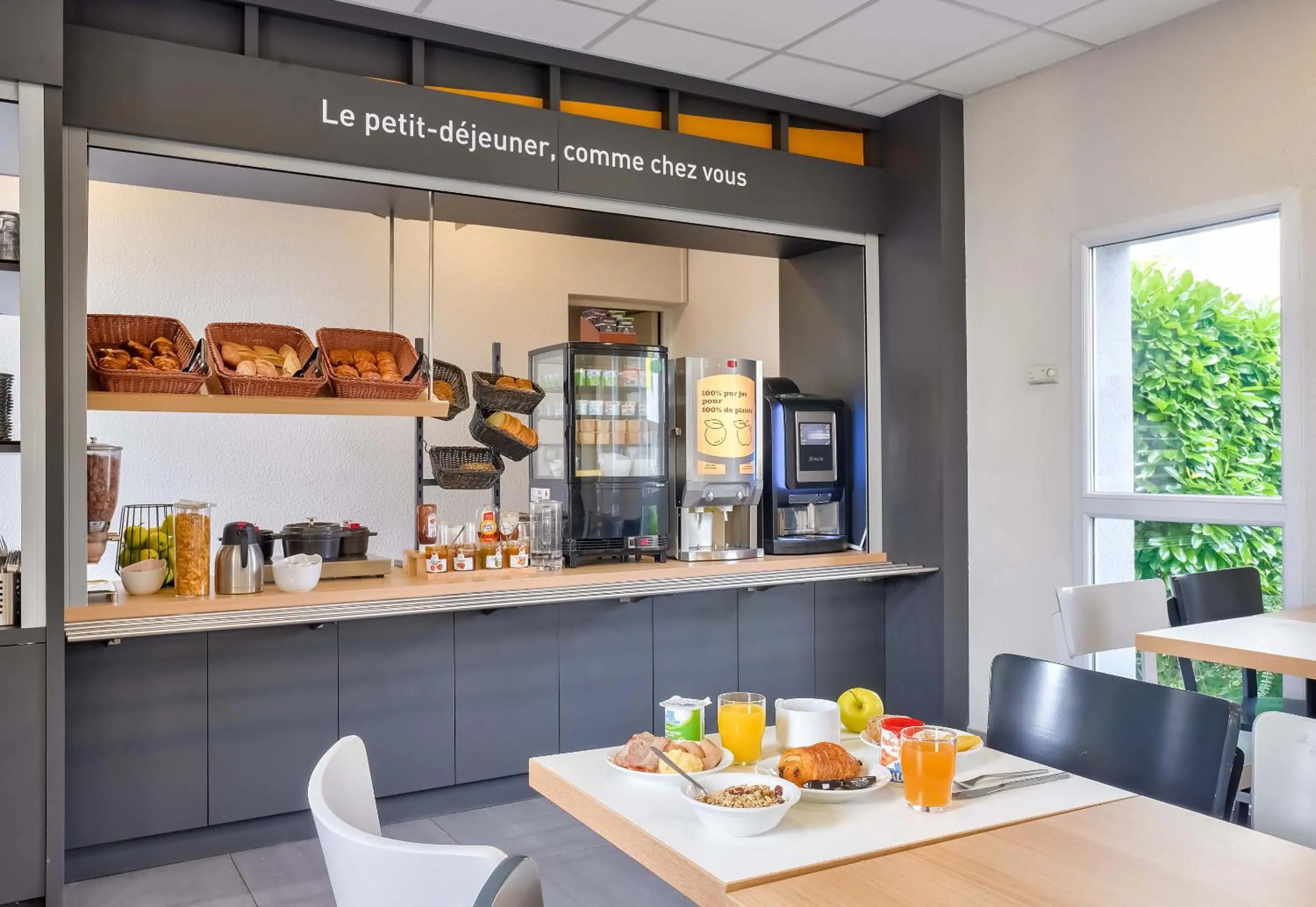 Buffet breakfast in B&B HOTEL Saint-Witz