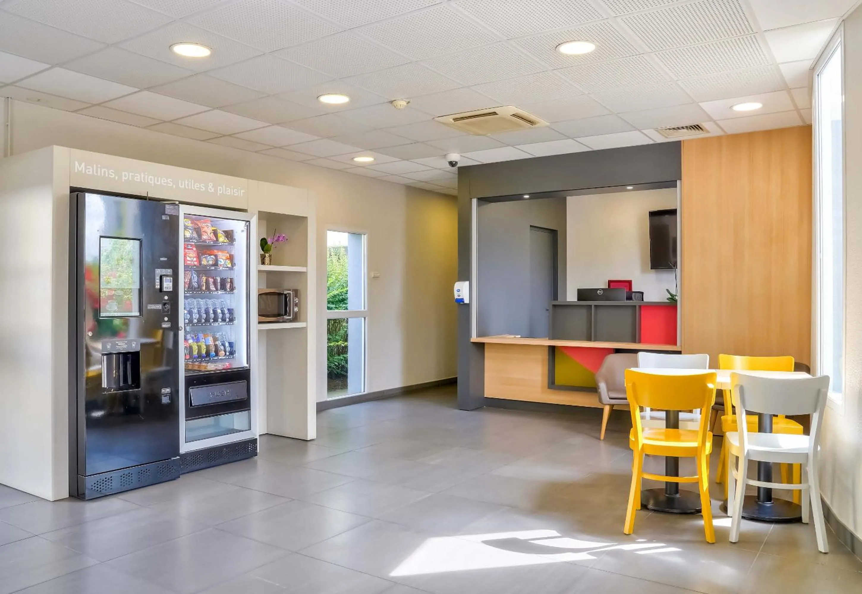 Lobby or reception in B&B HOTEL Saint-Witz